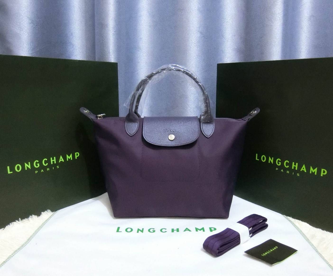 Longchamp Size S สินค้าใหม่ ของแท้!! เป็นล็อตผลิตเกินออเดอร์จากโรงงาน มาพร้อมการ์ด/ถุงผ้าแบรนด์/ถุงกระดาษแบรนด์ Size S: 25 x H. 23 x 16 cm. Color: Milberry 645 (ม่วง)