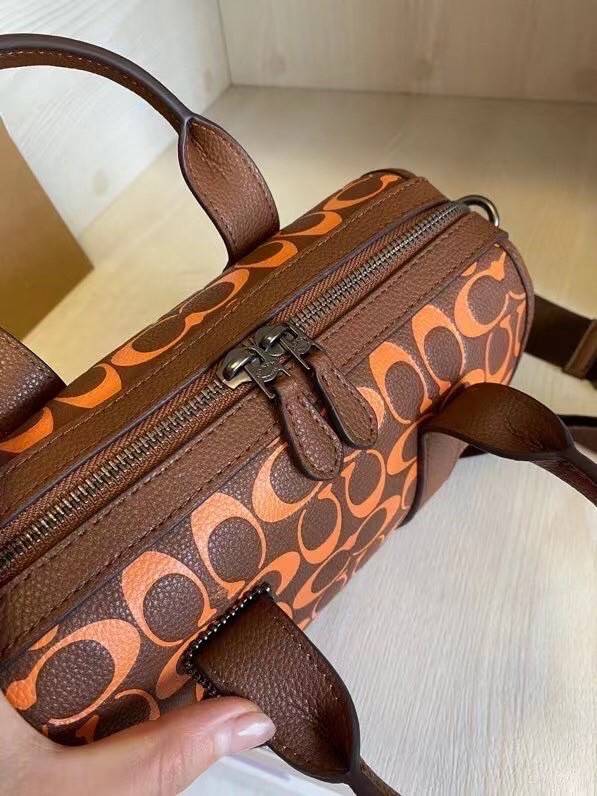 COACH GOTHAM DUFFLE / Coach Gotham 24 travelling bag handbag shoulder bag พร้อมส่ง กระเป๋าทรงหมอนรุ่นใหม่บ่าสุดปี 2022 รุ่นนี้สามารถใช้ได้ทั้งชาย//หญิง หนังแท้อย่างดี นิ่มทรงสวย มากๆค่ะ ภายในกระเป๋าสามารถใส่สัมภาระที่จำเป็นในชีวิตประจำวันได้ครบเลยค่ะ; มีช