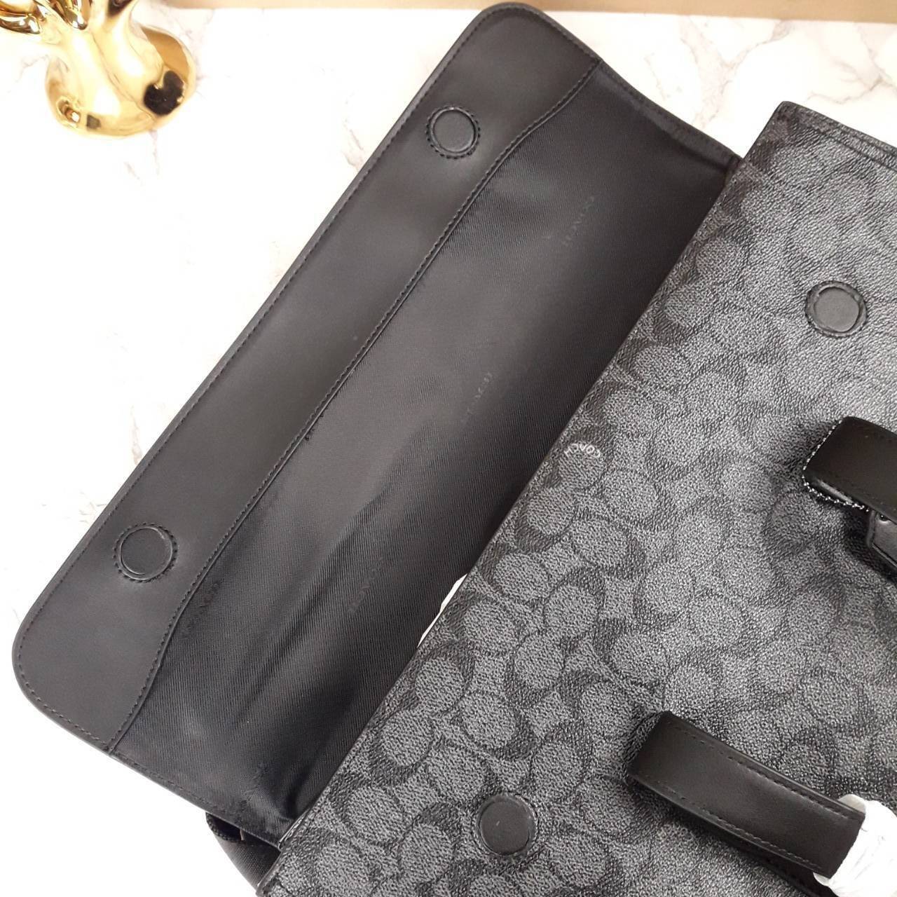 COACH METROPOLITAN PORTFOLIO IN SIGNATURE CANVAS (COACH 39775)🍁 เอาใจสาย smart กับรุ่นยอดฮิต ใช้งานได้ลงตัวสุดๆ ถือว่าเป็นอีกรุ่นที่ถามกันเข้ามาเยอะมากๆ และใช้งานได้ครบฟังก์ชั่นจริงๆ >>วัสดุแคนวาส สลับหนังแท้ หนังคุณภาพมากๆ มีสายสะพายยาว ถอด