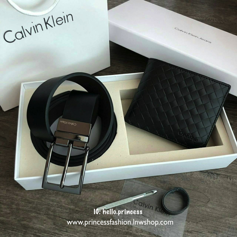 Calvin Klein Leather Belt & Wallet Set เซตสุดคุ้ม จะะมอบเป็นของขวัญหรือใช้เองก็แนะนำเลยค่าา อุปกรณ์ : มาพร้อมถุงกระดาษแบรนด์ + กล่องแบรนด์ + ที่เจาะรูเข็มขัด + ห่วงเข็มขัด