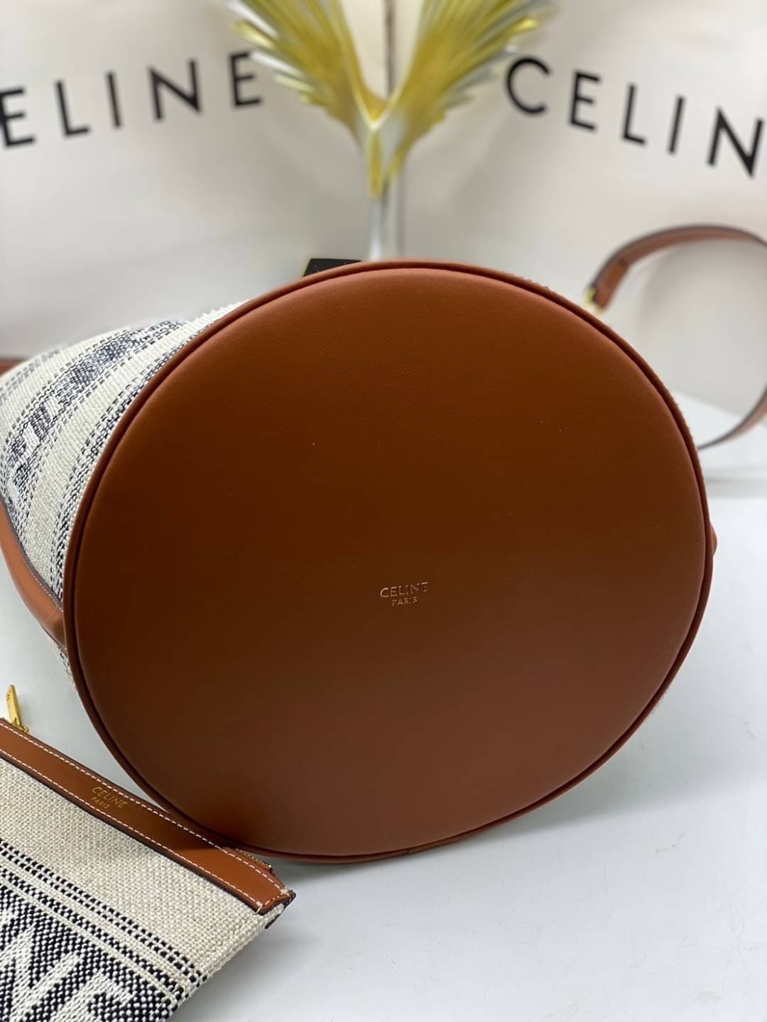 CELINE TEXTILE BUCKET BAG / CELINE TEEN BUCKET in STRIPED TEXTILE WITH JACQUARD ดีไซน์ทรง Bucket ใบใหญ่กำลังดี มาพร้อม Clutch ใบเล็กเข้าชุด เนื้อหนาแข็งแรง ภายในกว้างและจุใส่สัมภาระได้เยอะจุใจ อะไหล่แบรนด์สีทองสุดหรู