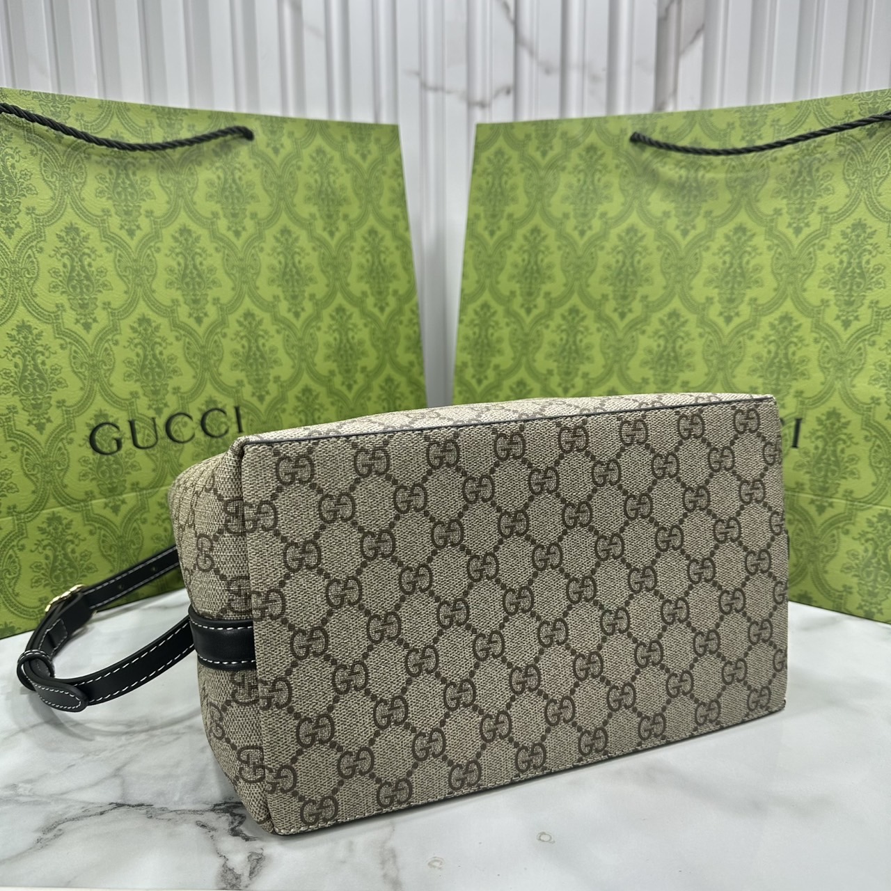 10" ORI หนังแท้ | Gucci GG Emblem Medum bucket bag กระเป๋าสะพายทรงบัคเก็ตใบใหญ่ คอลใหม่ตีความประวัติศาสตร์แห่งความสง่างามและงานฝีมือของแบรนด์ขึ้นใหม่