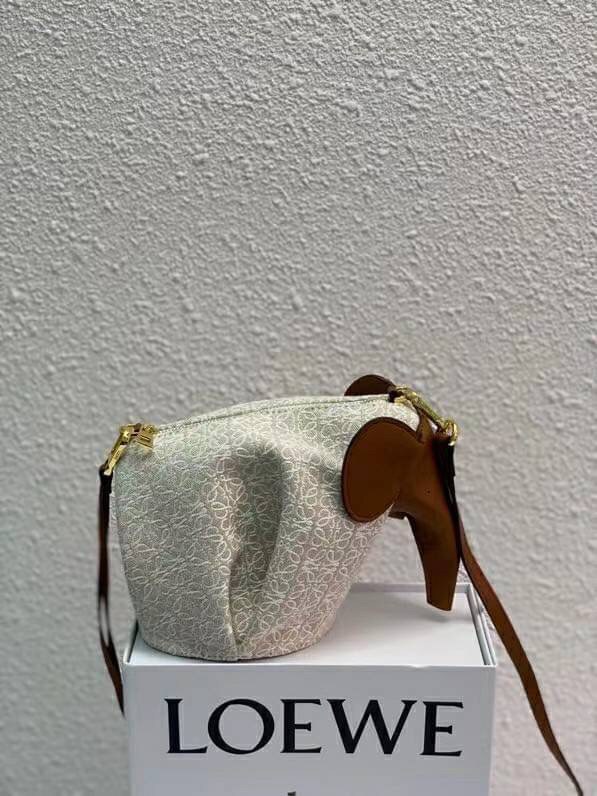 LOEWE Mini Canvas Anagram Jacquard Elephant Bag คอลเลคชั่นใหม่ล่าสุด น้องช้างไซส์มินิน่ารักมากมาย งานแบรนด์หรูจากประเทศสเปน โลเอเว่ (LOEWE) กระเป๋ารูปทรงช้างเป็นเหมือนหนึ่งในซิกเนเจอร์ของแบรนด์ ดีไซน์คงเอกลักษณ์วัสดุ Anagram Canvas Jacquard Fabric ผสมผสาน