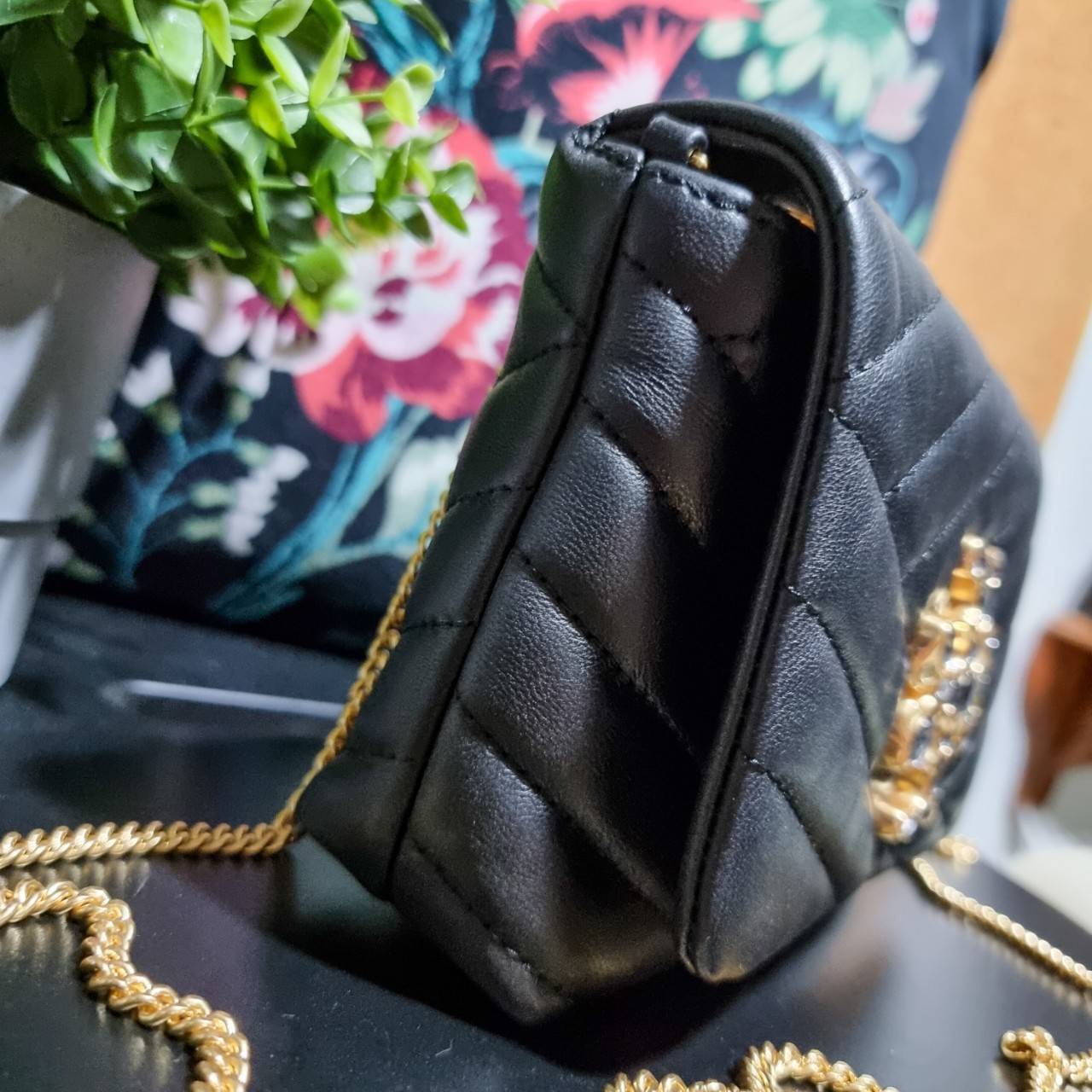 TORY BURCH KIRA CHEVRON EMBELLISHED LOGO MINI BAG ตามคำเรียกร้องจ้า!! ไซส์มินิ สะดวกใช้ พกพาง่าย สไตล์คุณหนู!! กระเป๋าสะพายข้าง ดีไซน์ทรงคลาสสิค โดดเด่นด้วยโลโก้ดีไซน์ประดับเม็ดสี เพิ่มมูลค่าและดึงดูดสายตามากขึ้น วัสดุหนังแกะ สัมผัสนิ่มมือ เปิด-ปิดด้วยกระ