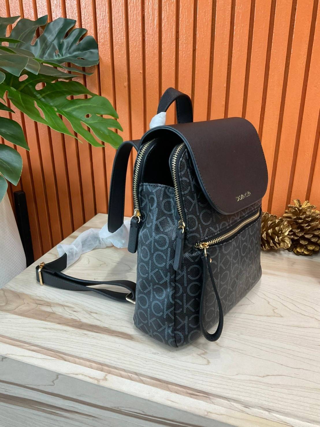 ของแท้ 💯% Elaine Calvin Klein Monogram Small Backpack 💕ของมันต้องมี สวยหรูดูแพงมาก สำหรับรุ่นนี้ และมีฟังชั่นช่องการใช้งานที่มากที่สุด!!! 💕 กระเป๋าสะพายเป้รุ่นใหม่ชนช้อป รุ่นยอดนิยม