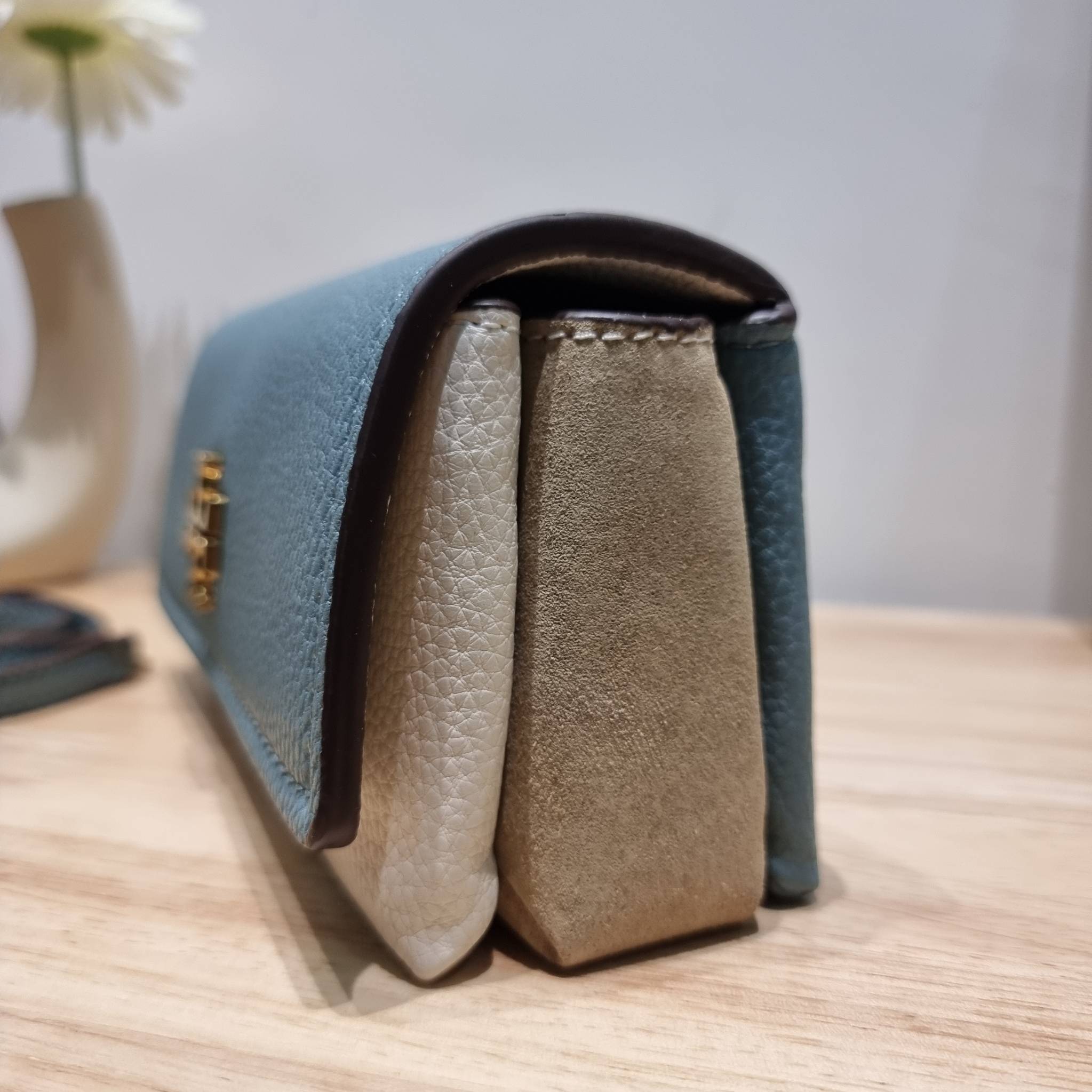 TORY BURCH LIMITED-EDITION MINI BAG รุ่นลิมิเต็ด ที่ sold out ไปแล้วหลายช็อป มีมาให้ช้อปที่นี่! กับกระเป๋าสะพายข้างทรงผู้ดี ไซส์มินิ ที่ผลิตมาในจำนวนจำกัด โดดเด่นด้วยอะไหล่ทองคลาสสิคหรูหรา และสายสะพายโซ่สลับหนัง ทำให้สะพายได้โดยไม่เจ็บไหล่