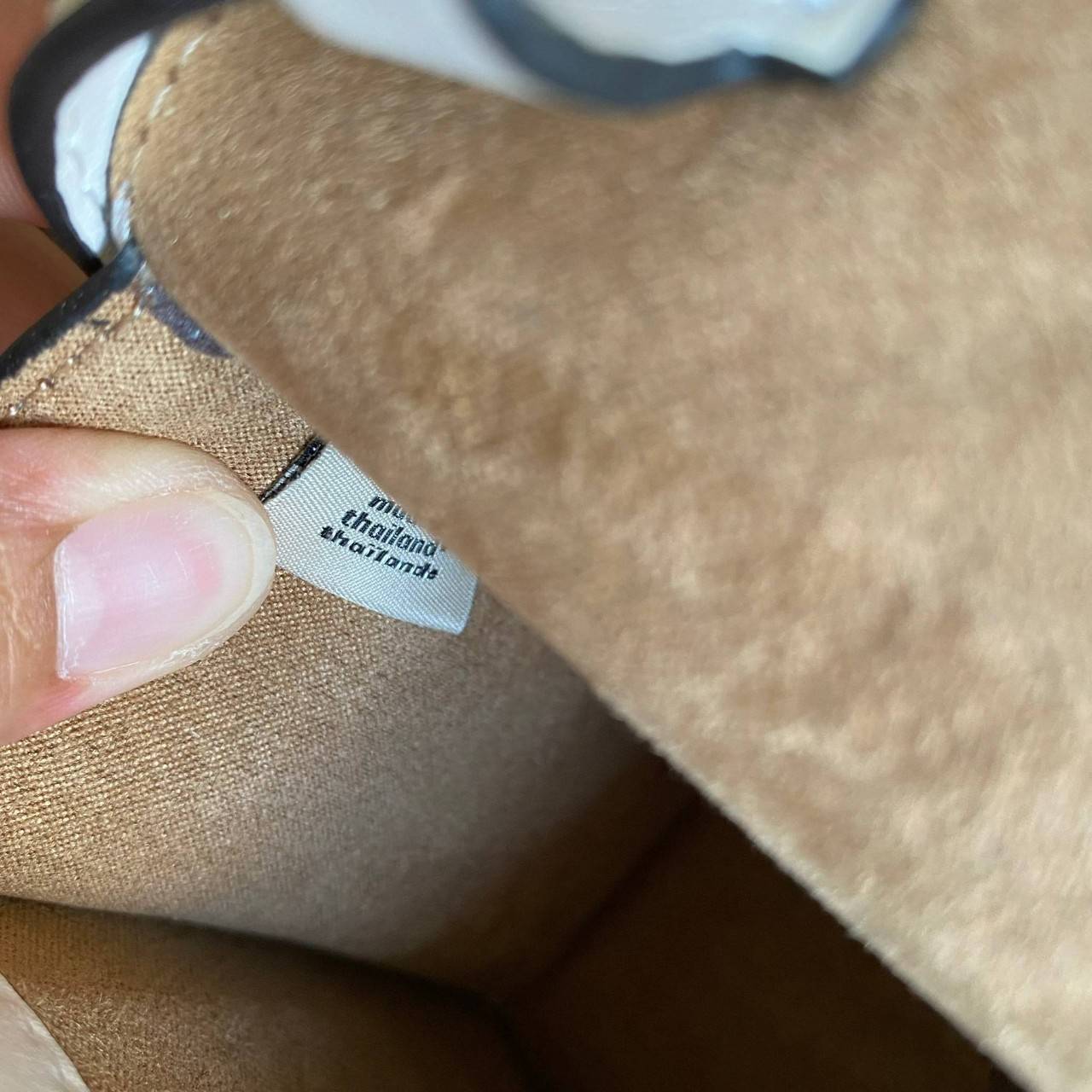 COACH C5592 MINI BRYNN CROSSBODY IN SIGNATURE CANVAS กระเป๋าถือ กระเป๋าสะพาย ไซร์มินิ ลุคคุณหนูสุดเก๋ จะถือเป็นครัชหรือสะพายเป็นครอสบอดี้สุดชิลๆได้หมด วัสดุหนังแคนวาสคุณภาพ ตกแต่งดีเทลหรูด้วยหนังแท้ อะไหล่สีทอง งานสวย เปิด-ปิด ด้วยตัวกด-ล๊อคแบบอัตโนมัติ ด