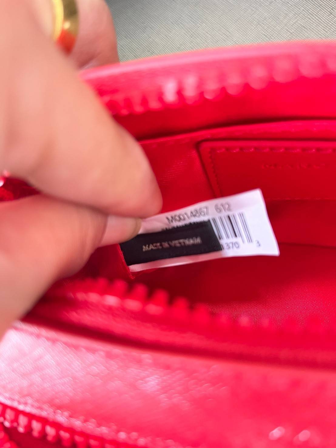 Marc Jacobs Snapshot Bag กระเป๋าแบรนด์ดังจากสัญชาติอเมริกัน นับได้ว่ารุ่นนี้เป็นรุ่นทรงฮิตเลยทีเดียว โดยด้านหน้ากระเป๋าจะเป็นโลโก้แบบโลหะที่เป็นสัญลักษณ์ของแบรนด์นี้ มาพร้อมสายสะพายที่จะสะพายยังไงก็ดูโดดเด่น เพราะขนาดใหญ่ที่สกรีนตัวอักษรโลโก้ ในรูปแบบต่าง