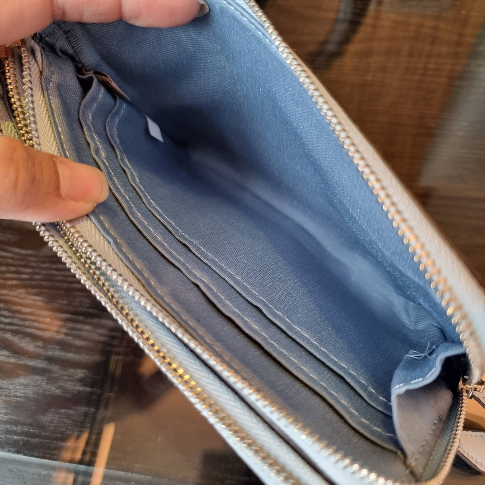 COACH F87591 DOUBLE CORNER ZIP WALLET IN SIGNATURE COATED CANVAS คล้องมือรุ่น 2 ซิป!! มาแล้วจ้า 🌟🤗 ไซส์นี้คือเหมาะมือจริงๆ พกง่ายเช่นเคย ไม่ต้องกังวลว่าจะเกะกะหรือกินพื้นที่กระเป๋าหลัก วัสดุหนังแคนวาสเคลือบลาย มีช่องหลักแยก 2 ช่อง ภายในบุผ