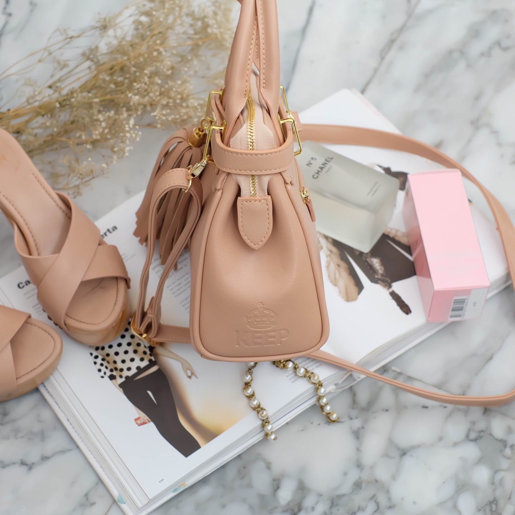 รุ่นใหม่ล่าสุด หนังแกะสวยมากคะ สี Nude Pink รุ่น KEEP sheep leather office hand bag with frink key สวย น่ารัก ขนาดตอบทุกโจทย์การใช้งาน เห็นแล้ว เลิฟเลยค่า ตัวกระเป๋าขนาดกำลังดี หนังแกะ สวยมาก ดูแลรักษาง่าย ประดับด้วยพู่ ฟรุ้งฟริ้งสุดๆ ทำให้กระเป๋าเก๋ ขึ้น