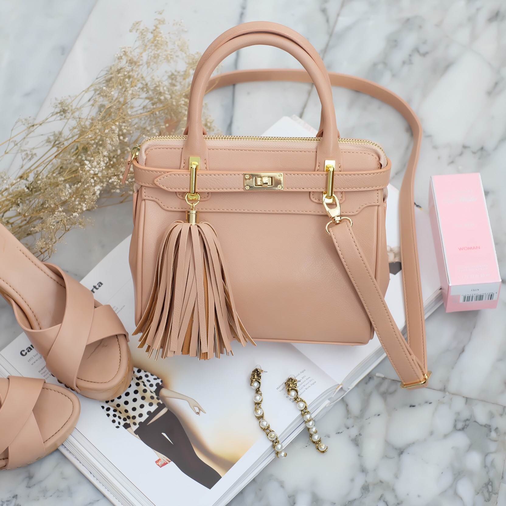 รุ่นใหม่ล่าสุด หนังแกะสวยมากคะ สี Nude Pink รุ่น KEEP sheep leather office hand bag with frink key สวย น่ารัก ขนาดตอบทุกโจทย์การใช้งาน เห็นแล้ว เลิฟเลยค่า ตัวกระเป๋าขนาดกำลังดี หนังแกะ สวยมาก ดูแลรักษาง่าย ประดับด้วยพู่ ฟรุ้งฟริ้งสุดๆ ทำให้กระเป๋าเก๋ ขึ้น