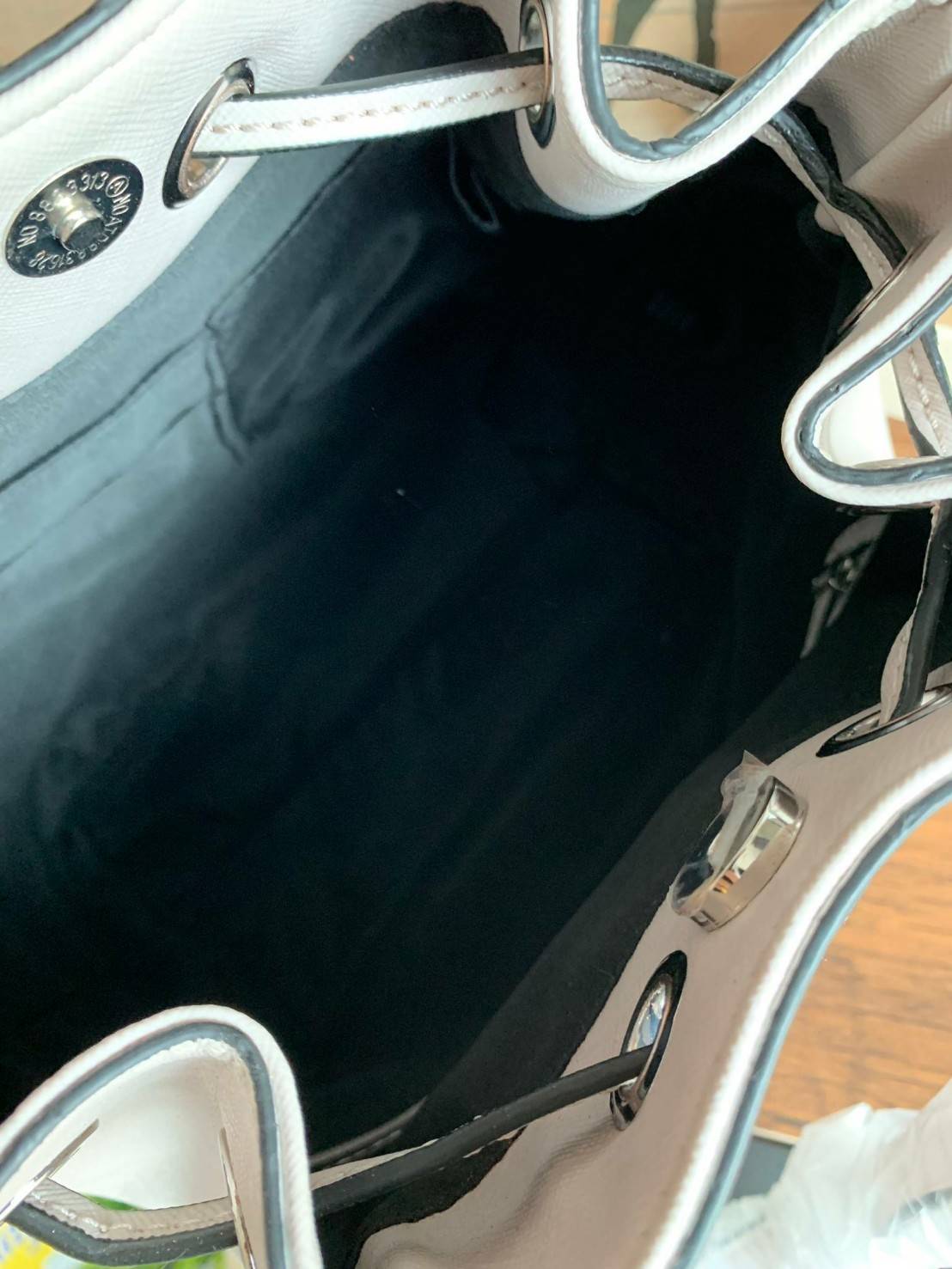 Guess Drawstring Bucket Bag กระเป๋าสะพายขนาดกลาง วัสดุลายหนังsaffiano ฐานกว้างตั้งอยู่ทรง มีซิกเนเจอร์ที่ด้านหน้าเป็นโลโก้ตัวนูน เปิดปิดแบบหูรูดและกระดุมแม่เหล็ก มีช่องใช้งานหลายข่อง สายสะพายปรับได้แบบเข็มขัด สวยแบบมีดีเทลเก๋ๆ สะพายเที่ยวระหว่างวันได้สบาย