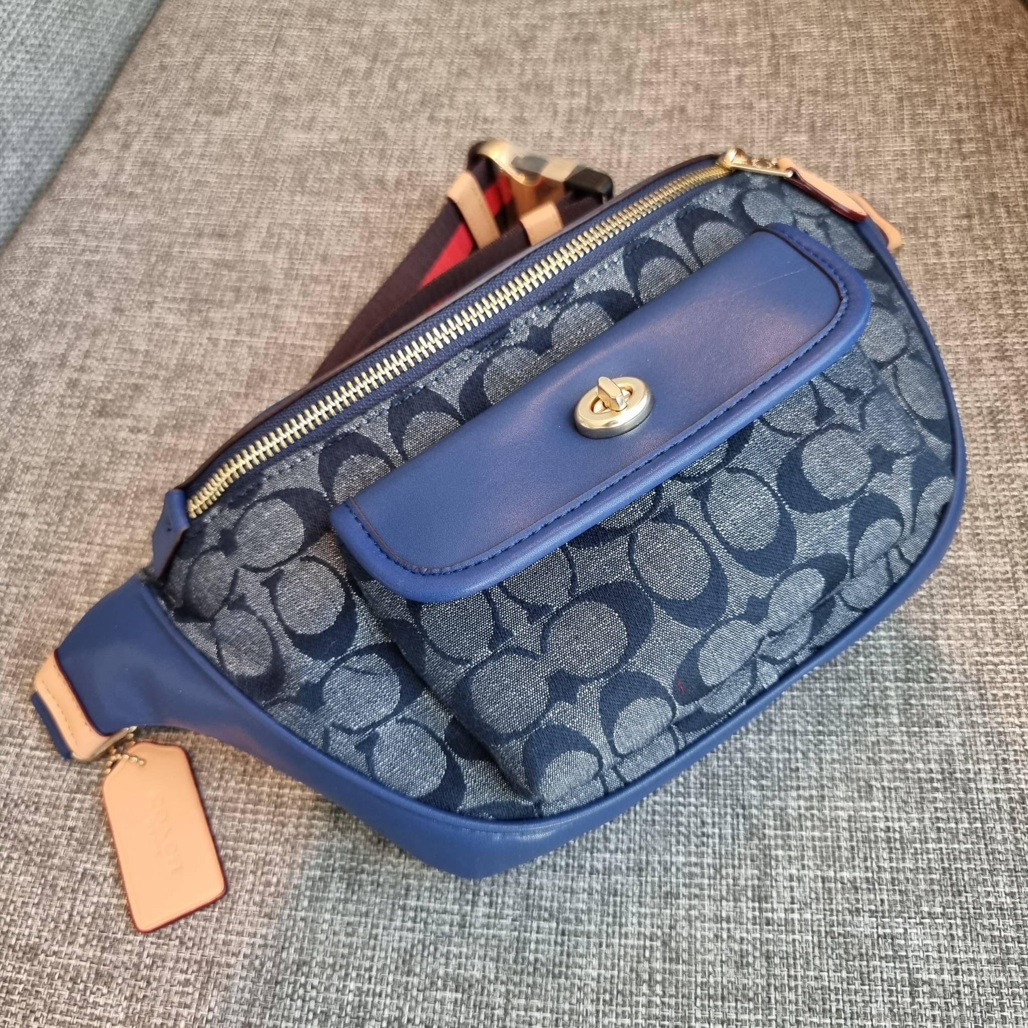 OUTLET 】COACH C4035 HERITAGE BELT BAG IN SIGNATURE CHAMBRAY ใหม่ล่าสุด กระเป๋าคาดอกสุดชิคสำหรับหนุ่มๆ เป็นดีไซน์กึ่งสปอร์ตที่ดูหรูมากๆ แพทเทิร์นเป็นที่ใช้งานง่าย วัสดุผ้าแชมเบรย์สลับหนังแท้ ไม่หนาไม่บางจนเกินไป มีช่องด้านหน้า และซิปหลัก ภายในโล่งกว้าง จุข