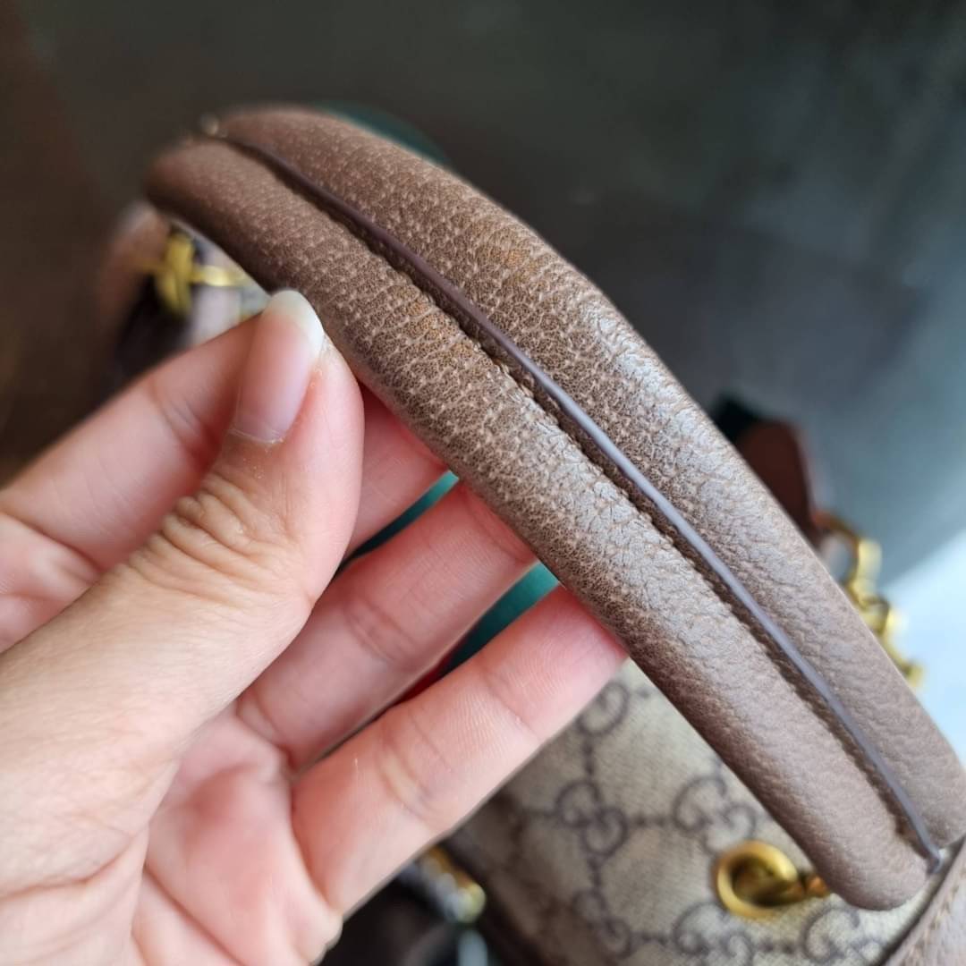 VIP 】กลับมาแล้วจ้า อีกรุ่นพรีเมี่ยมกิ๊ฟสุดฮิต!! หรู ดูผู้ดี!! GC CROSSBODY STRAP BAG WITH GWP กระเป๋าสะพายข้าง ดีไซน์สวย โดดเด่นไม่ซ้ำใคร วัสดุหนังแคนวาส เปิด-ปิดด้วยตัวกดล็อครูปผึ้ง (ผึ้ง) น่ารักมากๆ!! แถมฟรี!! แท็กพวงหนังห้อยเก๋ๆ ภายในกระเป๋าเป็นช่องโล่