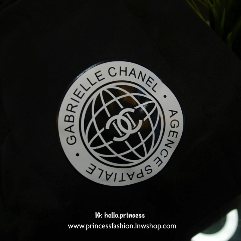 CHANEL GABRIELLE VIP. BUCKET IN BACKPACK กระเป๋า 2 ways ถือหรือสะพาย วัสดุ nylon มีหูหิ้ว เปิดปิดแบบ drawstring ภายในกว้าง ใส่ A4 ได้ มีช่องเล็กแบ่งเป็นสัดส่วน สายยาวถอดไม่ได้ ปรับ freesize ค่ะ