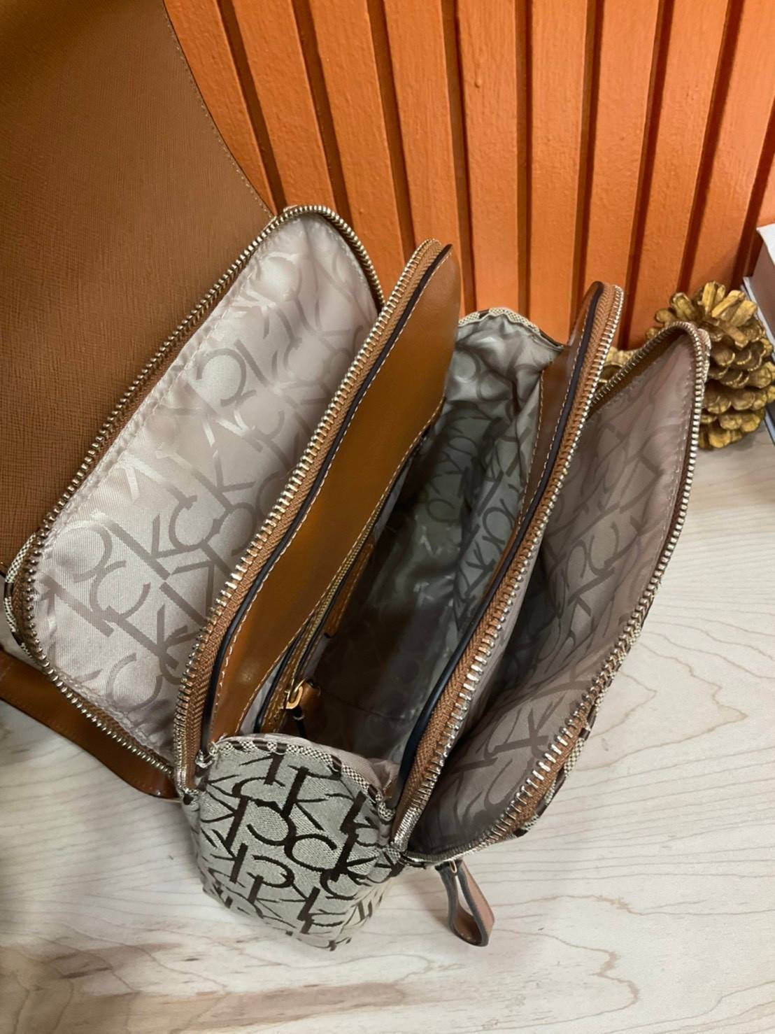 ของแท้ 💯% Elaine Calvin Klein Monogram Small Backpack 💕ของมันต้องมี สวยหรูดูแพงมาก สำหรับรุ่นนี้ และมีฟังชั่นช่องการใช้งานที่มากที่สุด!!! 💕 กระเป๋าสะพายเป้รุ่นใหม่ชนช้อป รุ่นยอดนิยม