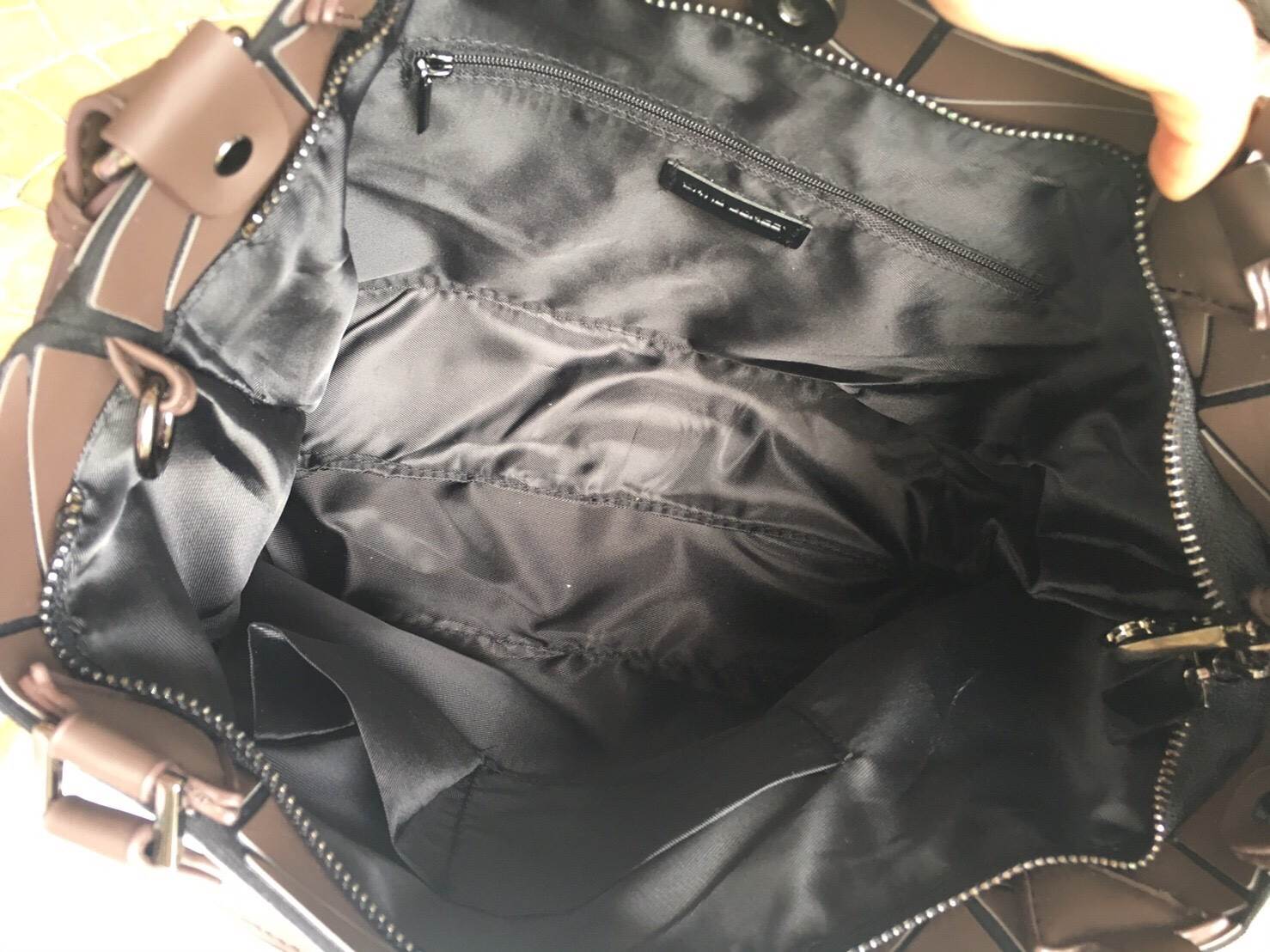 New Collection ka ' Matte Color ' ✨✨ สีด้าน มีให้เลือกถึง 4 สี 🍭🍭แถมยังลาย Limited edition หายาก 👍ปรับทรงได้ 2 แบบ น่ารักมาก จากแบรนด์ David Jones กระเป๋าสะพายข้างดีไซน์เกร๋มาก สีสวยหรูมาก ขนาดกะลังดีเลย น้ำ