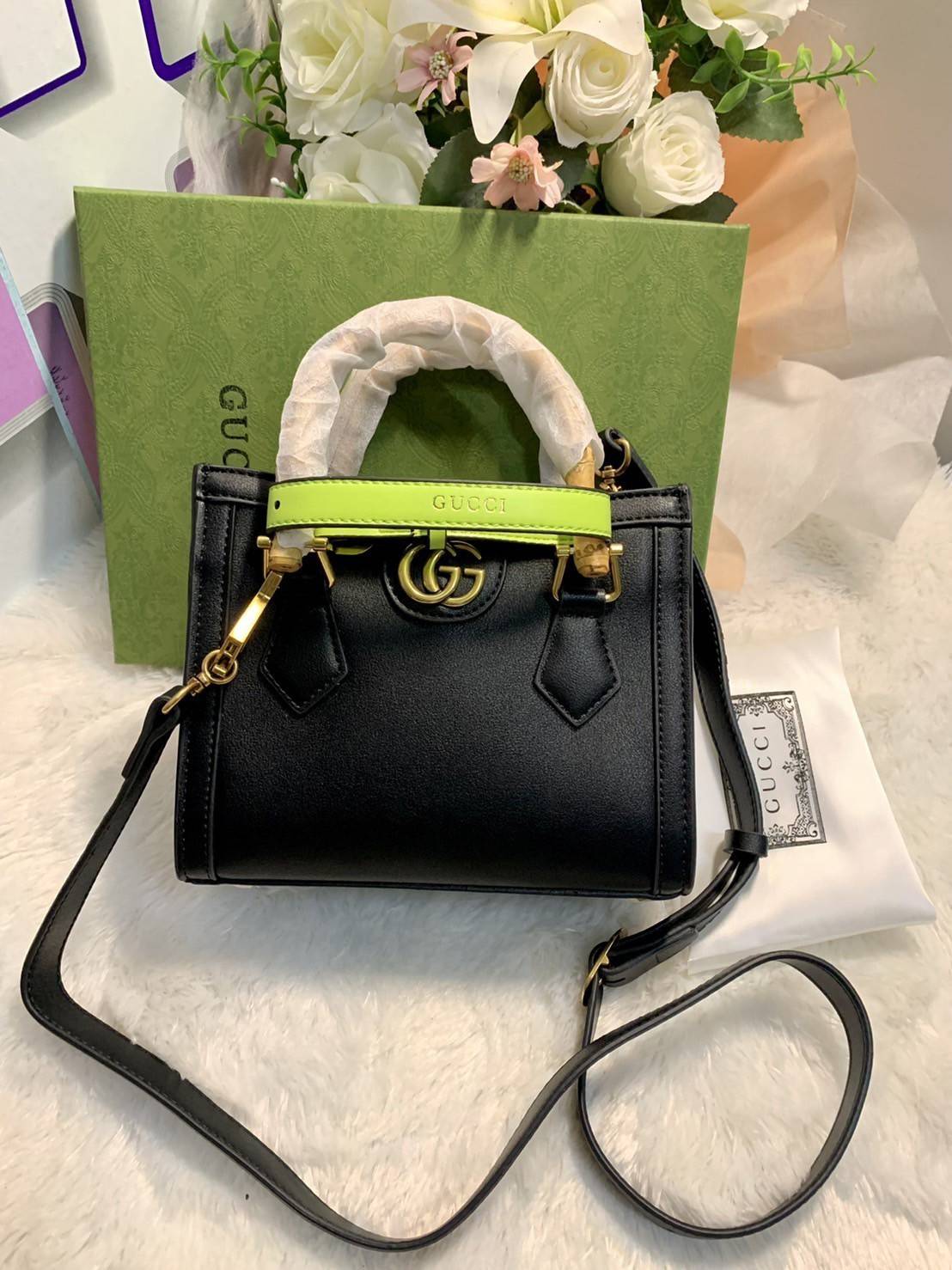 กระเป๋า GUCCI สไตล์งานหูไม้ไผ่ Size mimi รุ่น Gucci Diana Bag กระเป๋าสุดคลาสสิกดีไซน์มาใหม่พร้อมเข็ดขัดหนังสีสะท้อนแสงประดับตรงหูกระเป๋า กระเป๋าทรง tote วัสดุหนังแท้ (calfskin) อะไหล่ทอง ขนาดกำลังดี งานสวยตั้งอยู่ทรง มีสายสะพายยาว 1เส้น สามารถปรับระดับได้