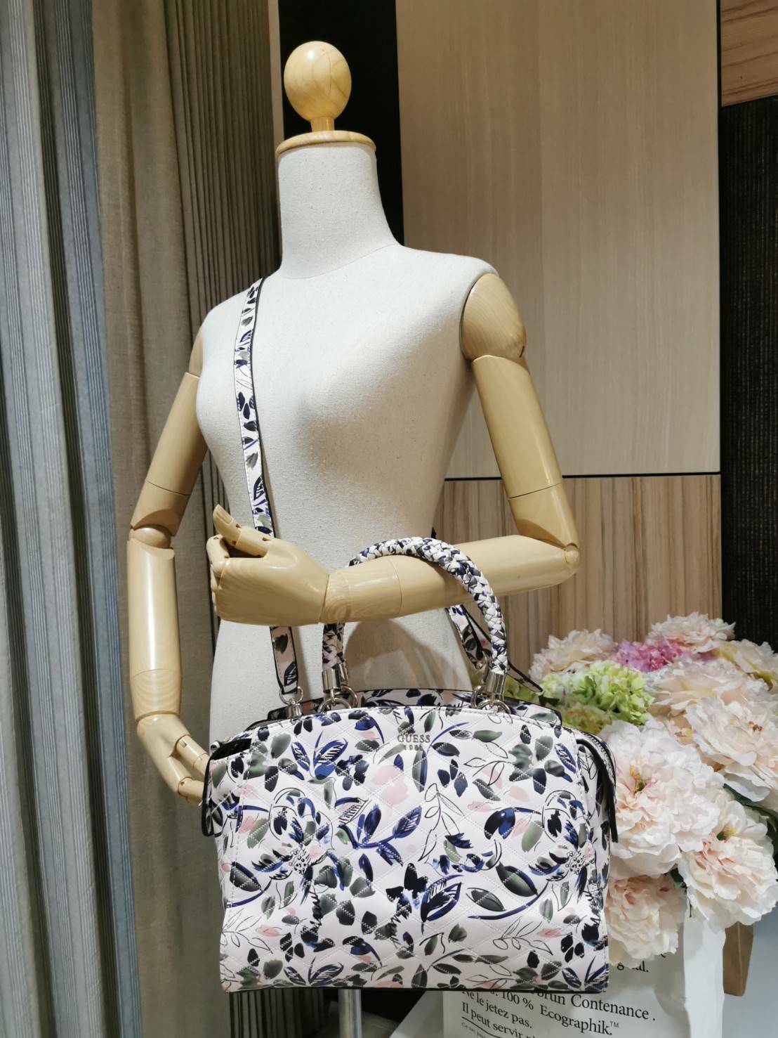 GUESS WOMAN CROSS BODY BAG กระเป๋าถือ/สะพายรุ่นใหม่ล่าสุดจาก GUESS FACTORY หนังสวยอยู่ทรงขนาดกำลังดี น้ำหนักเบา ด้านหน้าประดับโลโก้แบรนด์เปิดปิดด้วยซิปสะดวกใช้ ด้านข้างมีกระดุมปรับขยาย ภายในมีโลโก้ ช่องซิปและช่องใส่ของ ซับในพิมพ์แบรนด์ ใส่กระเป๋าสตางค์ มื