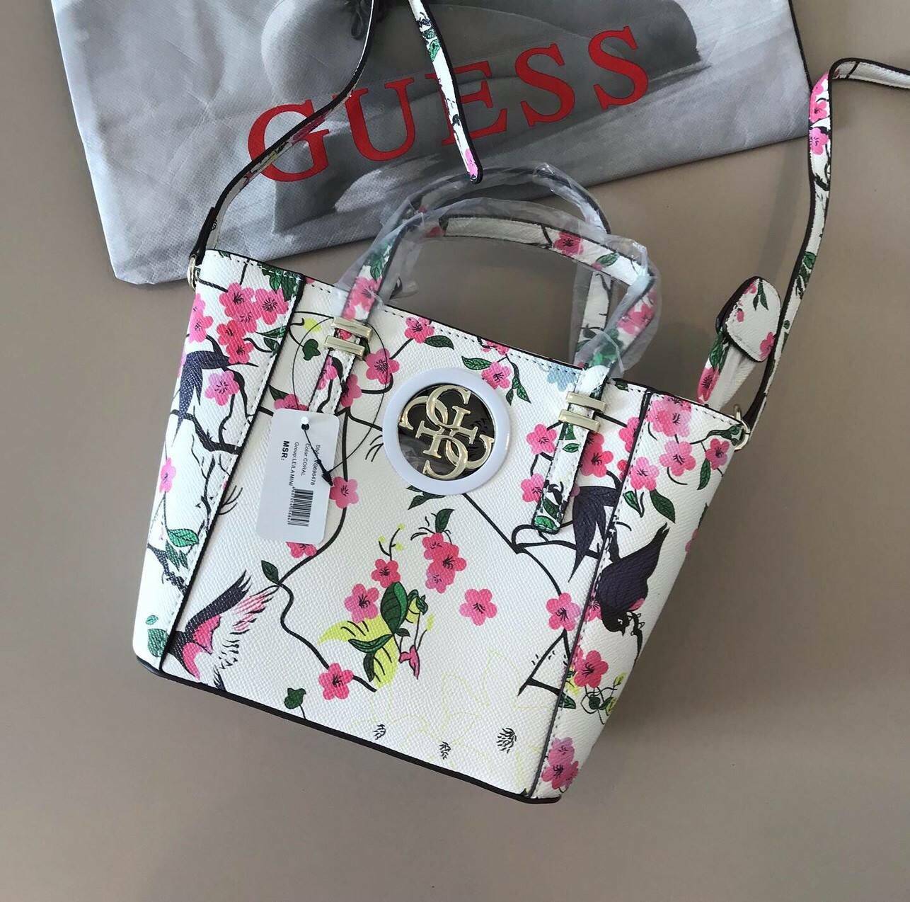 GUESS MINI CROSS BODY BAG กระเป๋าถือหรือสะพายรุ่นฮิตจาก GUESS FACTORY วัสดุ Saffiano PVC คุณภาพดี นิ่ม น้ำหนักเบา ด้านหน้าประดับด้วยโลโก้แบรนด์สุดหรู เปิดปิดกระเป๋าด้วยซิปสะดวกใช้ ด้านในโล่งกว้าง ซับในลายแบรนด์ สายสะพายยาวปรับได้ฟรีไซร์ ยาวสุด57cm. หูหิ้ว