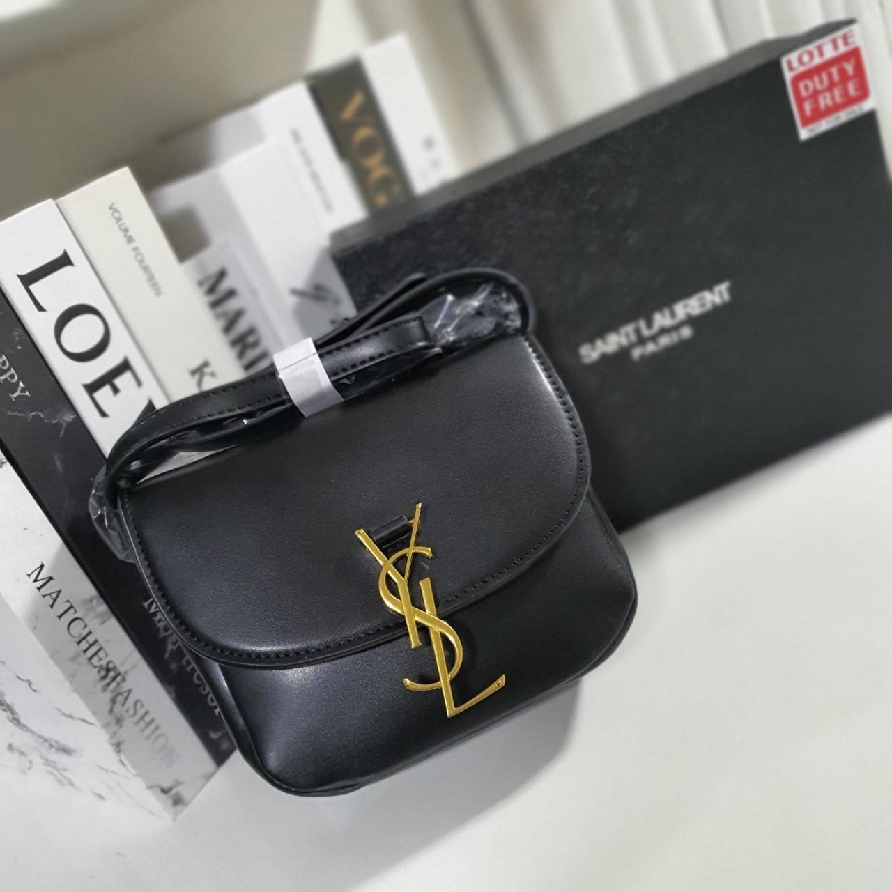 VIP 】YVES SAINT LAURENT YSL BAG VIP GIFT WITH PURCHASE (GWP) พรีเมี่ยมกิ้ฟ Limited Edition จาก YSL DUTY FREE COUNTER วัสดุหนังPu ทรงสี่เหลี่ยมหนังสวยหรูอยู่ทรงเปิดปิดด้วยฝาปิดโลโก้แบรนด์อะไหล่ทองวินเทจ ภายในโล่งมีช่องหลัก และช่องใส่บัตรสามารถใส่มือถือของใ
