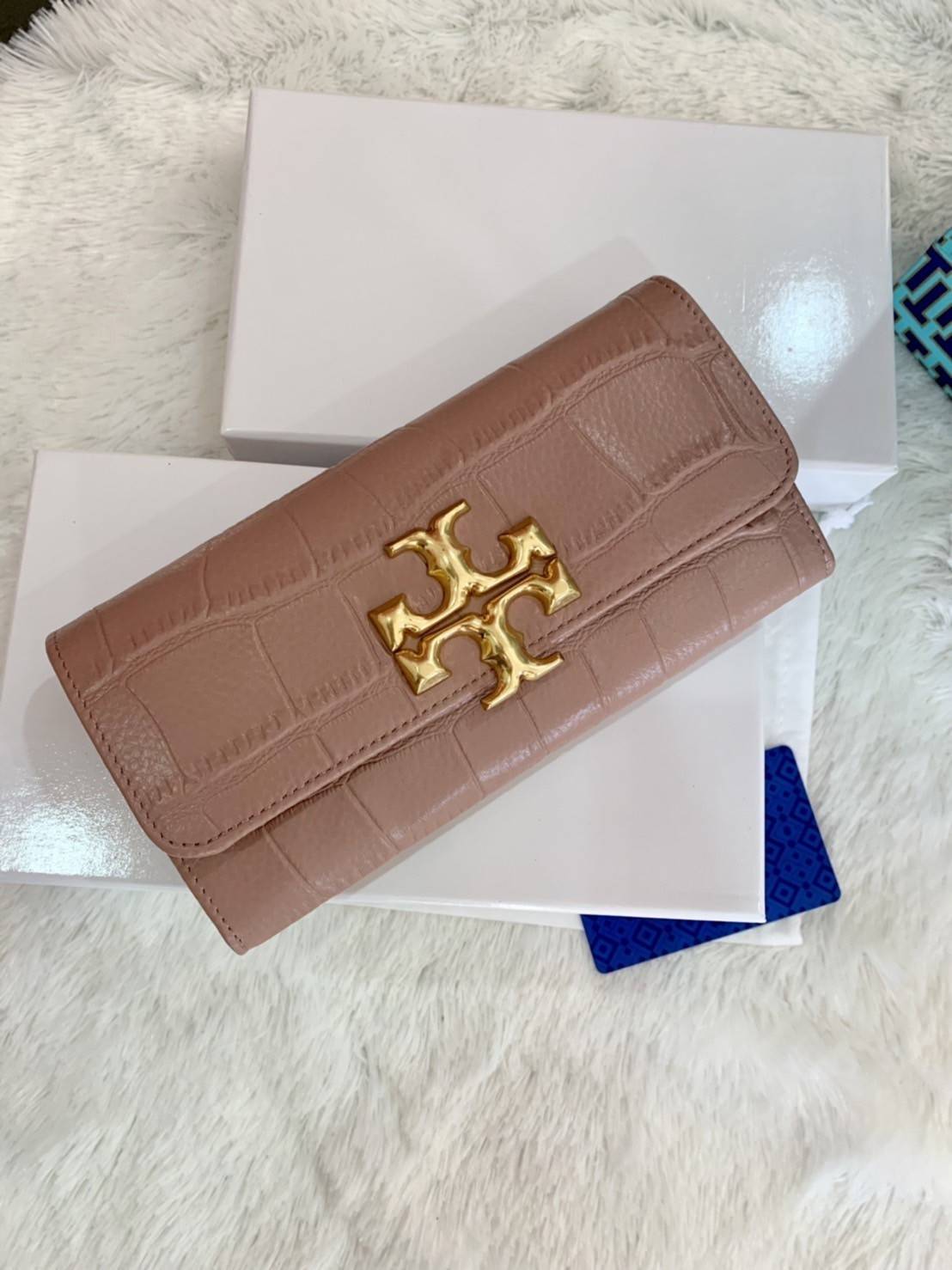 TORY BURCH Croc Long Wallet กระเป๋าสตางค์ใบยาว วัสดุหนังแกะสังเคราะห์ อะไหล่อทองโดดเด่นที่ด้านหน้า หนังเงาขึ้นรูปสวย เปิด-ปิดด้วยกระดุม ด้านในกระเป๋าแบ่งออกเป็นPatation มีช่องชิปยาวตรงกลาง มีช่องสำหรับ 6 ใบ งานสวยพร้อมส่งให้รับทรัพย์กันแล้ววันนี้