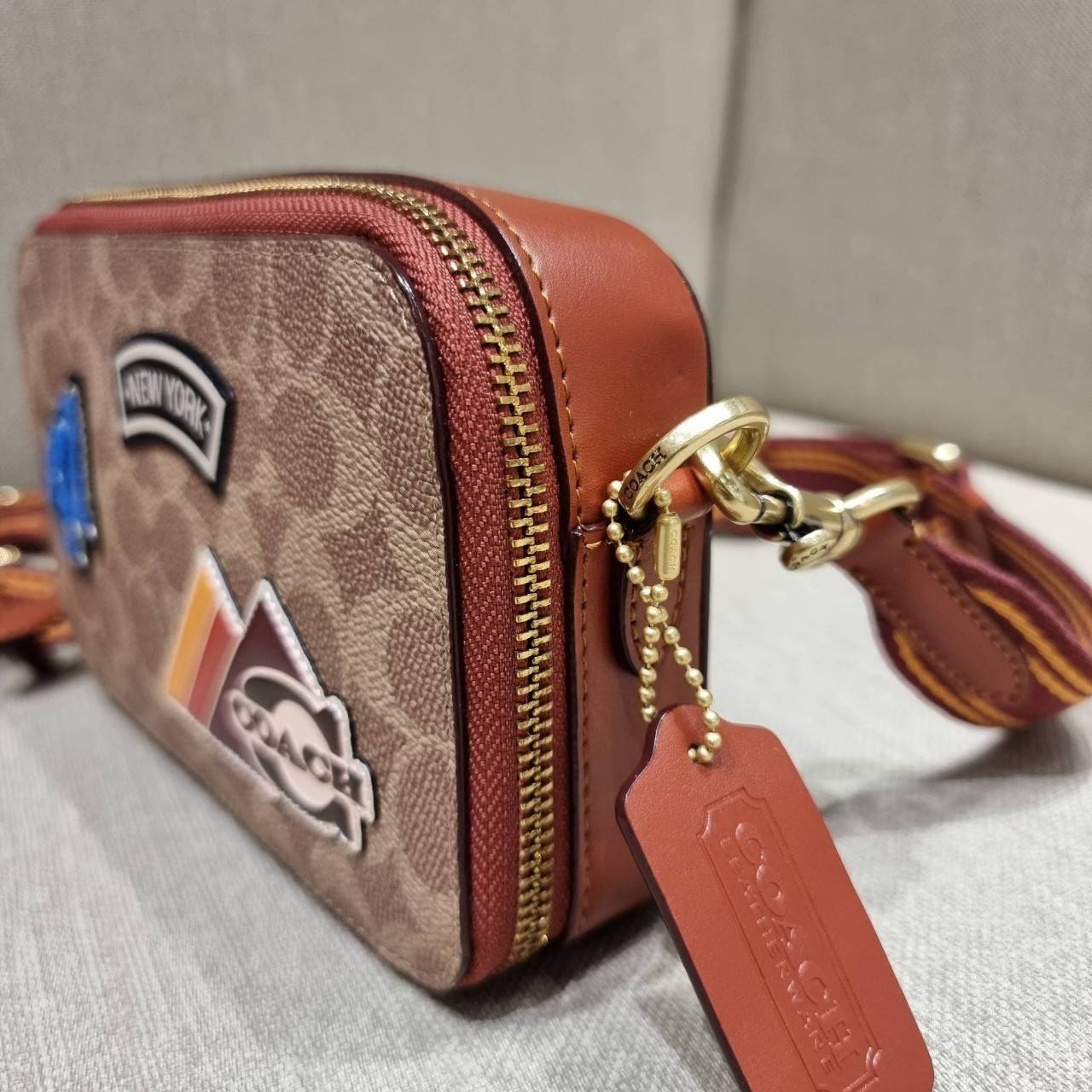 COACH C6744 CHARTER SLIM CROSSBODY IN SIGNATURE CANVAS WITH PATCHES คอลเลคชั่นฮอลิเดย์ สดใสพร้อมปังพร้อมส่ง!! น่ารักมากๆกับดีไซน์สกีเรทโทรวินเทจ วัสดุหนังแคนวาสเคลือบลายสลับหนังแท้ โดดเด่นด้วยแพทช์ลายสวยคม ดีเทลความเลิศมันอยู่ตรงนี้!! ตรงที่มีน้องใบเล็กมา