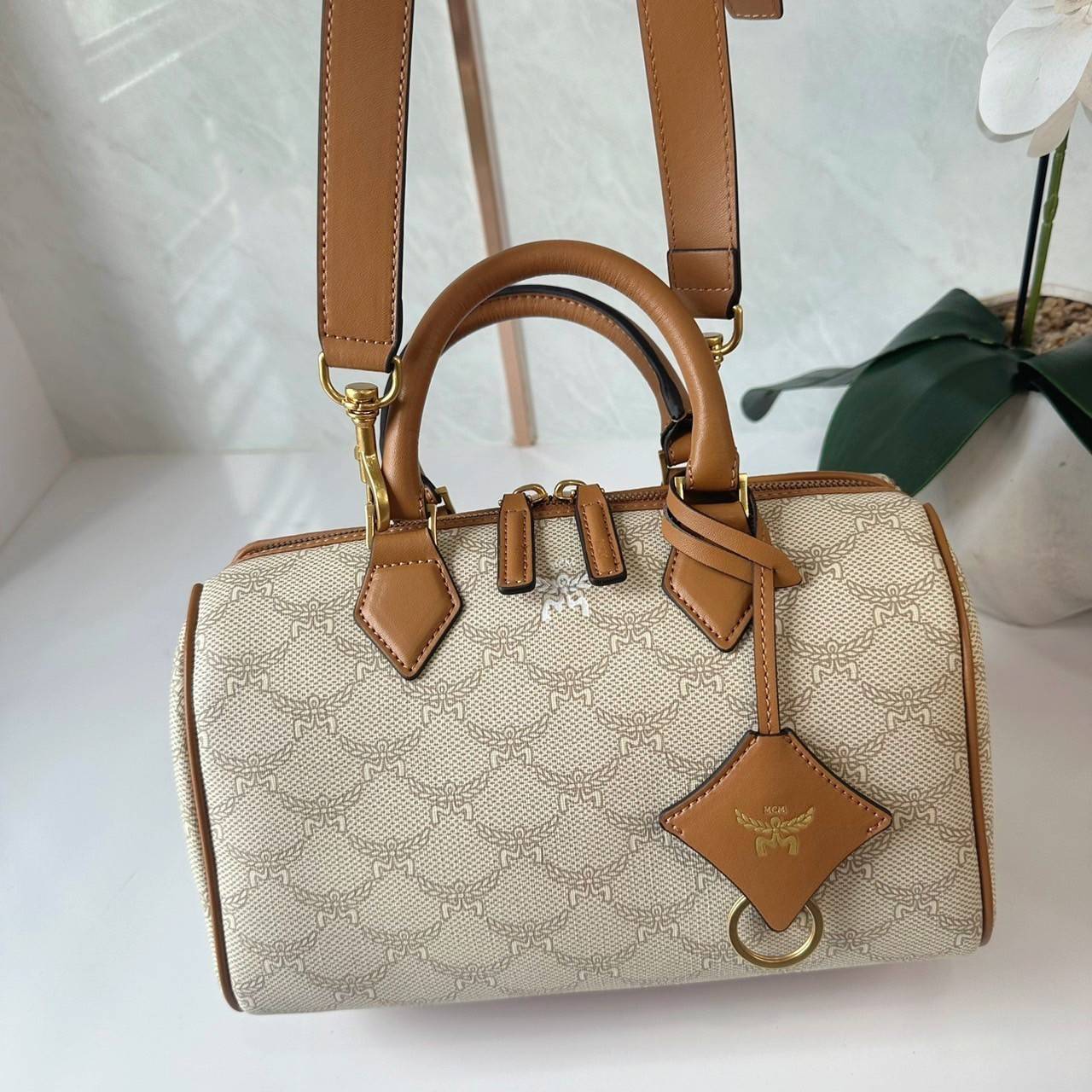 Small M.C.M Ella Boston bag in Lauretos pattern กระเป๋าทรงหมอนยอดฮิต คอลเลคชั่นใหม่ ไม่มีเอ้าท์ เกรดท็อปออริ 1:1 สลับแท้ ใช้งานต่างประเทศได้