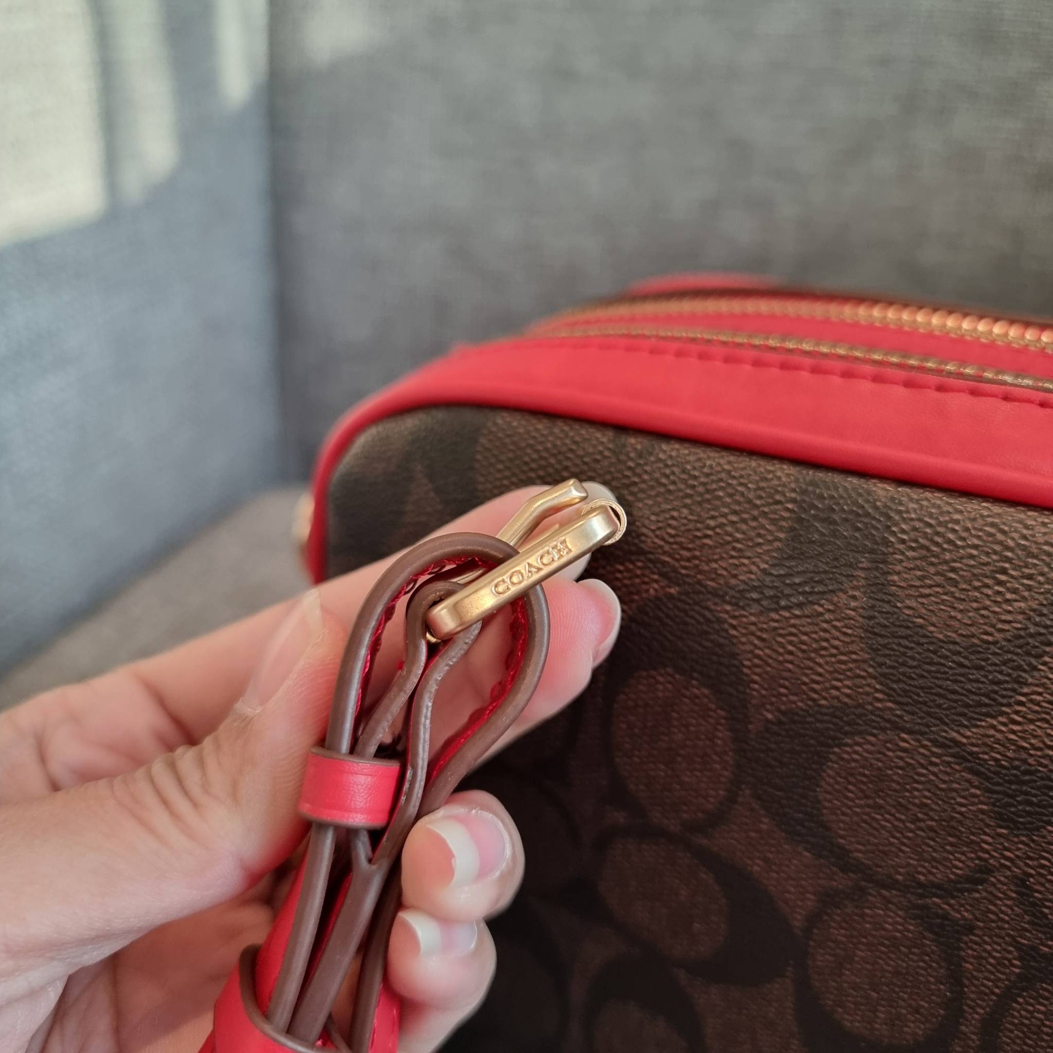 OUTLET 】COACH F68168 JES CROSSBODY IN SIGNATURE CANVAS รุ่นยอดฮิต!! กระเป๋าสะพายข้าง รุ่น 2 ซิป ใบใหญ่จุใจ สีคลาสสิคขายดี!! วัสดุหนังแคนวาสเคลือบลาย เปิด-ปิดด้วยซิป 2 ช่องหลัก ใช้งานง่าย ทรงสวยมากๆรุ่นนี้ มาพร้อมสายสะพาย crossbody ปรับได้ตามตัว ภายในใส่ขอ