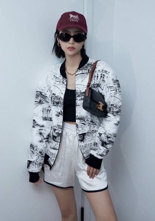 พร้อมส่งที่ไทยแล้วกับ CELINE TRIOMPHE SHOULDER BAG หนังทั้งใบลายสวยหรู ด้านในเปิดด้วยด้วยที่บีบโลโก้อะไหล่ทอง จุของได้กำลังดี ใส่โทรศัพท์ กระเป๋าสตางค์ใบสั้น ของจุกจิกได้ เหมาะกับสาวๆในวัน