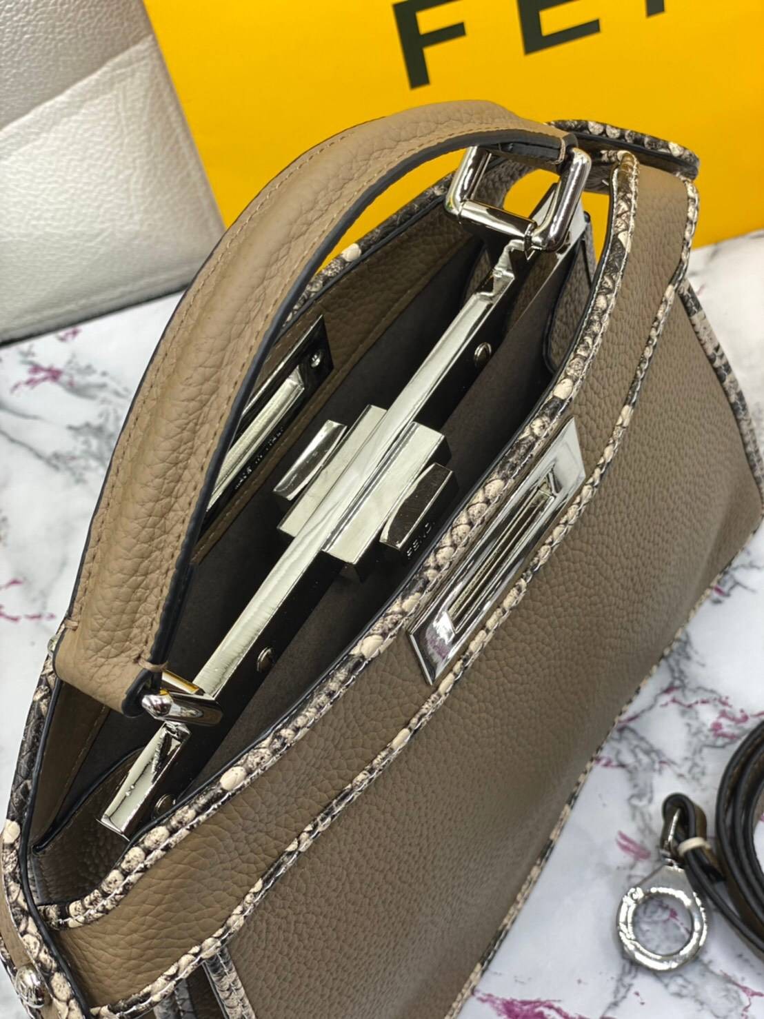 FENDI Capsule Collection Size 27cm กระเป๋าถือหรือสะพายข้างได้ หนังสวยมาก รูปแบบให้กลิ่นอายของความคลาสสิก หรูหรา มีคลาส การออกแบบที่โชว์ทั้งเอกลักษณ์ของแบรนด์และความมีสไตล์ ใช้งานง่าย จะถือหรือสะพายก็คล่องตัวทุกรูปแบบเลยค่ะ ใบจริงสวยมาก ไม่ควรพลาดด้วยประกา
