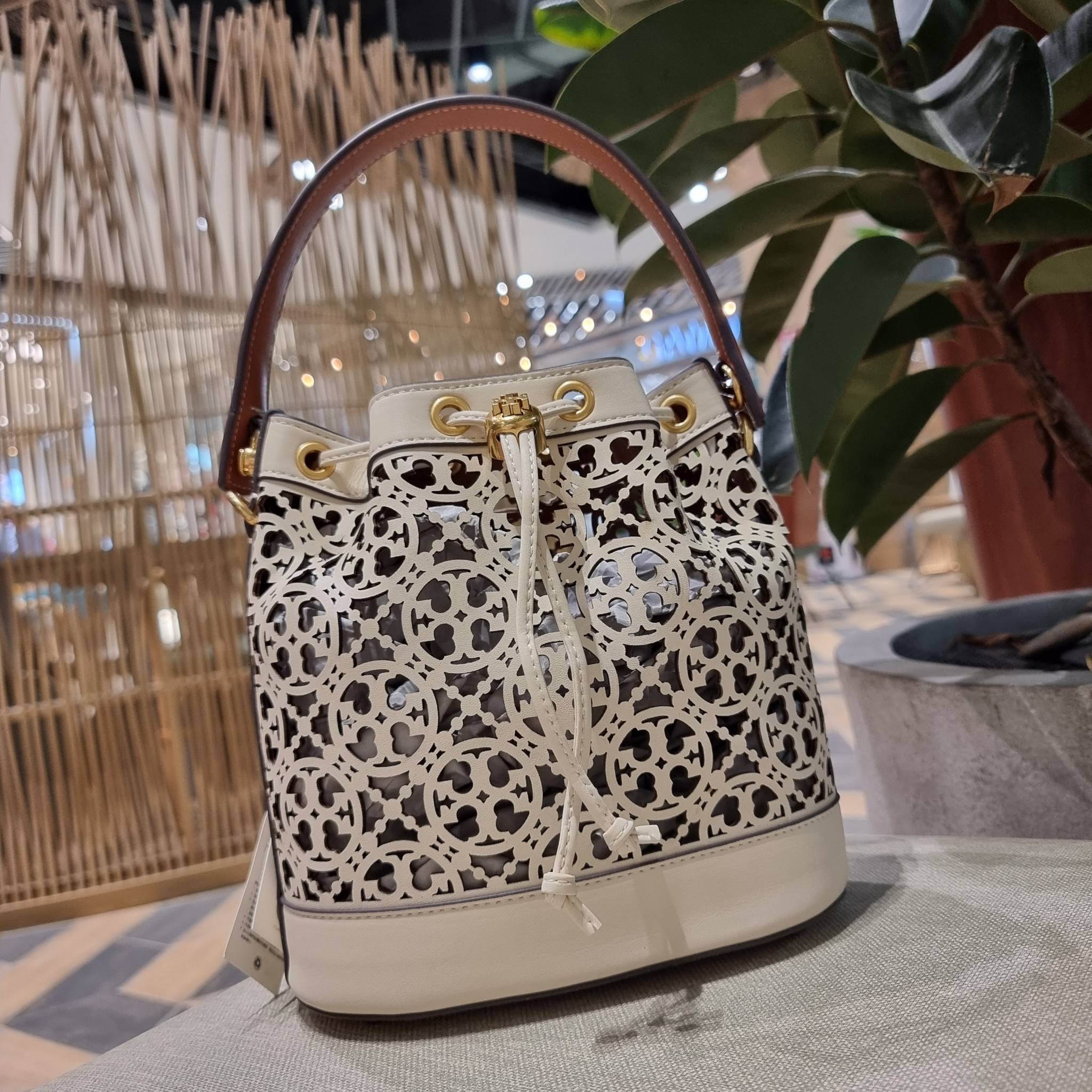 TORY BURCH T MONOGRAM LASER-CUT BUCKET BAG ใจบางที่สุดกับคอลเลคชั่นนี้ กับกระเป๋าสะพายทรงบัคเก็ต รุ่นชูโรงสุดฮิต ที่เพิ่มดีเทลความแพงด้วยการฉลุลวดลายโมโนแกรมรอบใบ ถักทอเป็นเส้นลายสานที่สวยงามมาก งานฝีมือจริงๆ วัสดุหนัง cowhide รูดเปิด-ปิดด้วยเส้นหนัง มาพร