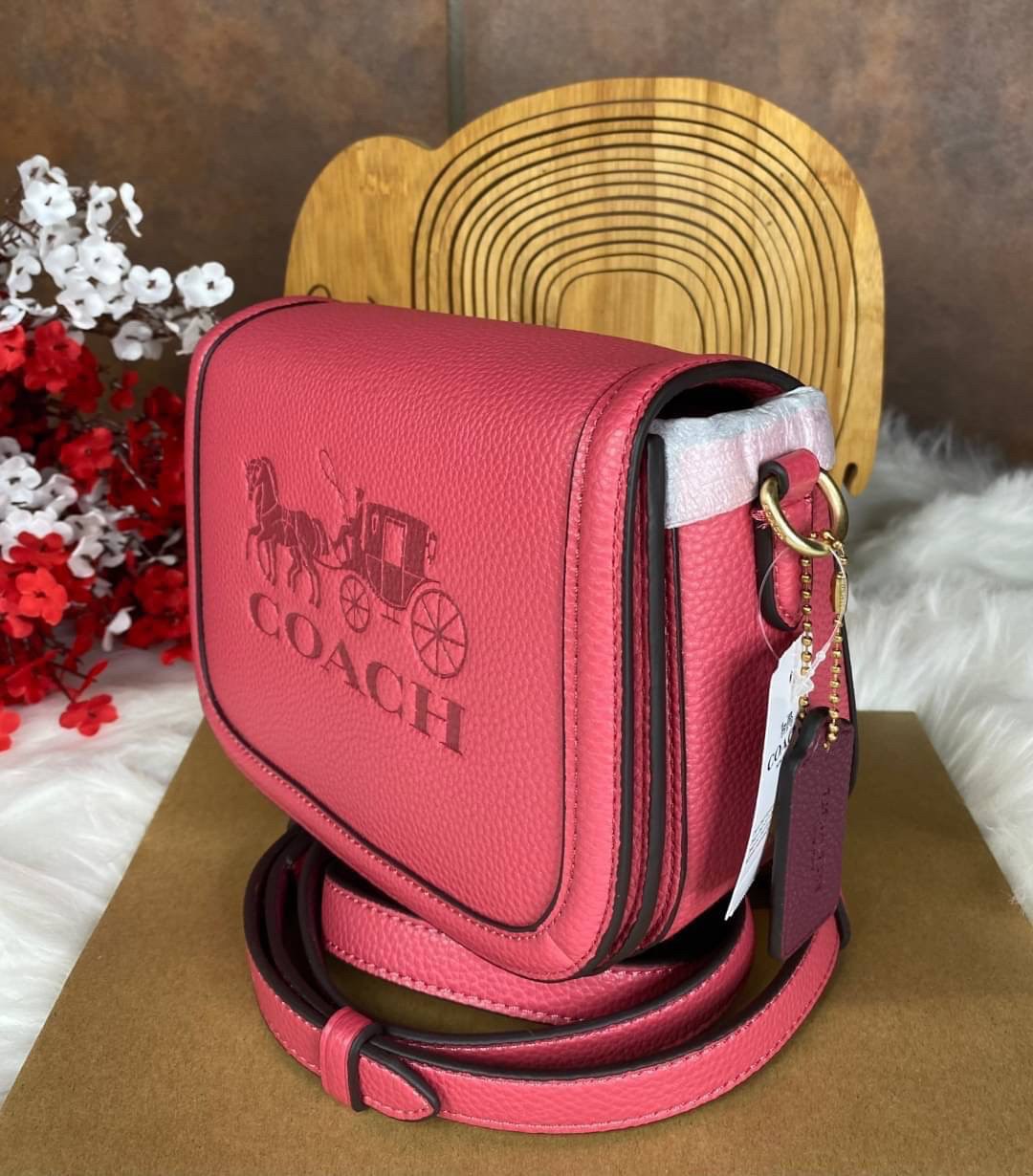 OUTLET 】COACH SADDLE BAG WITH HORSE AND CARRIAGE (COACH C4058) หนังกรวดละเอียดภายในกระเป๋ามัลติฟังก์ชั่น กระดุมแม่เหล็ก ซับในผ้านอกกระเป๋าเปิด สายสะพายถอดได้ สายสะพายยาว 22" สำหรับสะพายไหล่หรือ crossbody