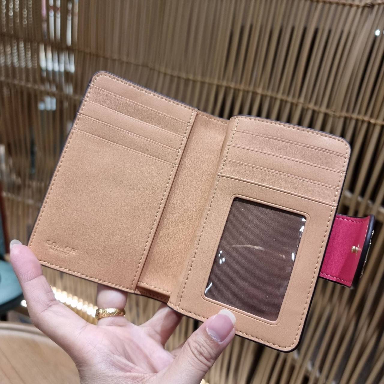 COACH C0082 MEDIUM CORNER ZIP WALLET IN SIGNATURE CANVAS ดีไซน์ใหม่ล่าสุด!! กระเป๋าสตางค์ใบกลาง 👛 ขนาดกำลังเหมาะมือ วัสดุหนังแคนวาสเคลือบลาย ดูแลรักษาง่าย มีช่องใส่บัตรและธนบัตรครบ และช่องซิปแยกไว้ใส่เหรียญ ครบเซ็ทแบบนี้เหมาะส่งต่อเป็นของขวัญที่สุ