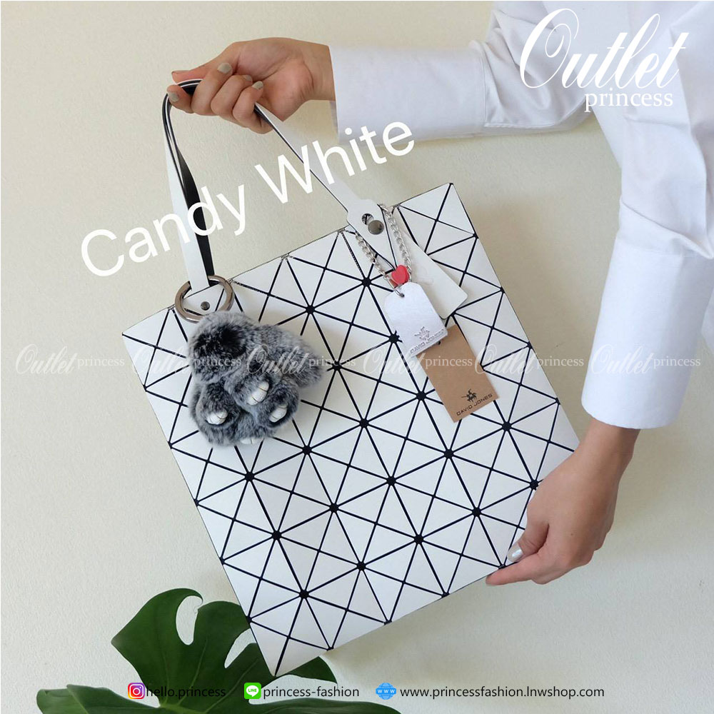 💕ทรงสุดฮิตจากแบรนด์ David Jones รุ่น Candy color ใบนี้ มาพร้อมกับน้องกระต่าย DV ขนฟู นิ่มๆ สีเข้า set กับกระเป๋าคะ กระเป๋า ทรง Tote ตัวกระเป๋าเย็บติด ด้วยแผ่นอคิลิค ตัดขอบลายวิ้งๆ สุดหรู ดีไซน์เกร๋ จุดเด่นที่ น้ำหนักเบา สามารถ ถือ หรือ สะพายไหล่ได