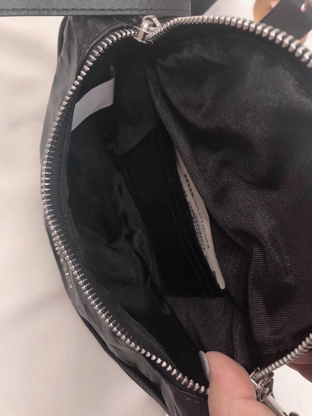 CHARLES & KEITH WRINKLED EFFECT RING ZIP TASSEL CROSSBODY BAG กระเป๋าสะพาย/คาดเอว/คาดอกรุ่นใหม่ล่าสุด เปิด-ปิดด้วยซิป ภายในโล่งกว้างมีช่องเล็กใส่บัตร จุของได้เยอะดีไซต์เก๋ไม่ซ้ำใคร สามารถสะพายได้หลายแบบไม่จำเจ ราคาสุดคุ้มห้ามพลาดค่ะ