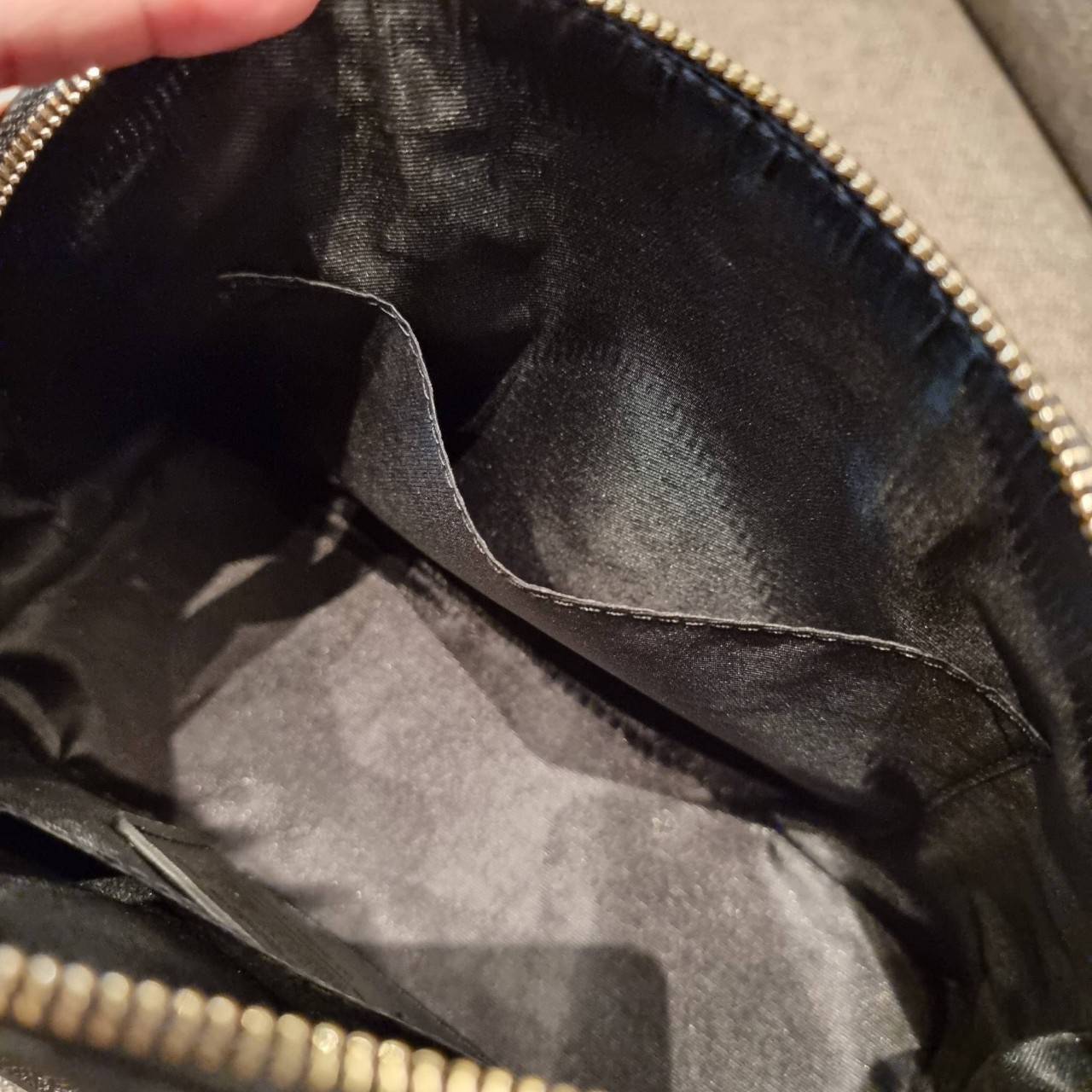 COACH F27591 MINI SIERRA SATCHEL กระเป๋าทรงโดมสุดคลาสสิค สีดำอมตะ ฮิตตลอดกาล มาพร้อมหูจับในตัวและสายสะพายครอสบอดี้ ที่จะคล้องแขนก็ได้อีกลุค หรือจะถือเก๋ๆก็เลิศ วัสดุหนัง crossgrain ทนทาน ดูแลรักษาง่าย ภายในโล่งกว้าง ใส่ของได้ครบไม่ต้องห่วง เป็นไอเท็มที่หา