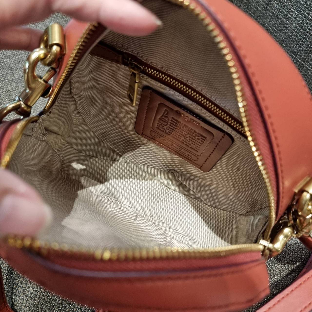 COACH 38680 CANTEEN CROSSBODY IN SIGNATURE CANVAS กระเป๋า crossbody รุ่นหายาก ทรงกลมสวยเด่น มีดีเทลเพิ่มความหรู ด้วยสีของอะไหล่ วัสดุหนังแคนวาสสลับหนังแท้ มีช่องย่อย เปิด-ปิดช่องหลักด้วยซิป ภายในโล่งกว้าง มีช่องซิปแยกให้อีก สายสะพายครอสปรับใช้ได้ตามตัว ใบ