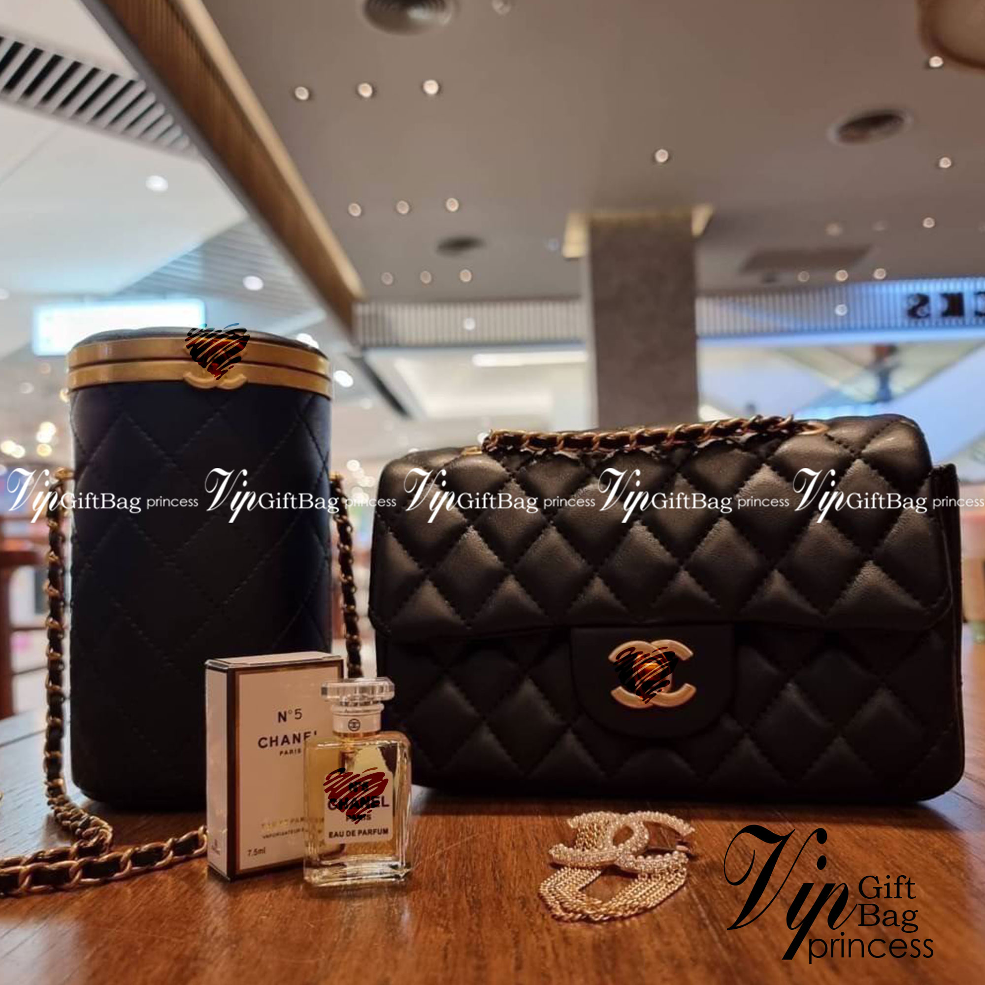 VIP 🥂 เซ็ทคือที่สุดของความคุ้ม CHANEL GIFT BOX SET สุดหรูชวนให้สะสม สุดยอดไอเท็มหายากพร้อมเสิร์ฟครบชุด สุดคุ้ม มาพร้อมกระเป๋าสะพายถึง 2 ใบ สุดหรูลิมิเต็ด หาไม่ได้ง่ายๆ ในคอลเลคชั่นภายในสีทอง และที่พิเศษยังมีน้ำหอมตัวท็อปมาให้อีก chanel no.5 ที่แสน