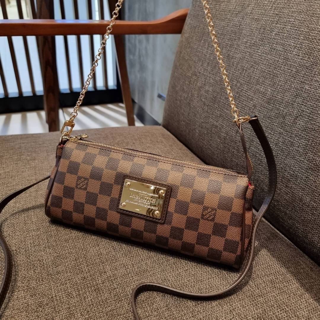 LV CROSSBODY CLUTCH BAG WITH CHAIN / LV Eva Clutch Crossbody Bag กระเป๋าสะพายวีไอพีพรีเมี่ยม วัสดุหนังแคนวาสคุณภาพ โลโก้เพลทอะไหล่ทอง คมชัด หรูหรา เปิด-ปิดกระเป๋าด้วยซิป ภายในเป็นช่องโล่ง ใส่ของใช้สำคัญได้สบายๆ มือถือ พาวเวอร์แบงค์ เครื่องสำอางค์ ของจุกจิ