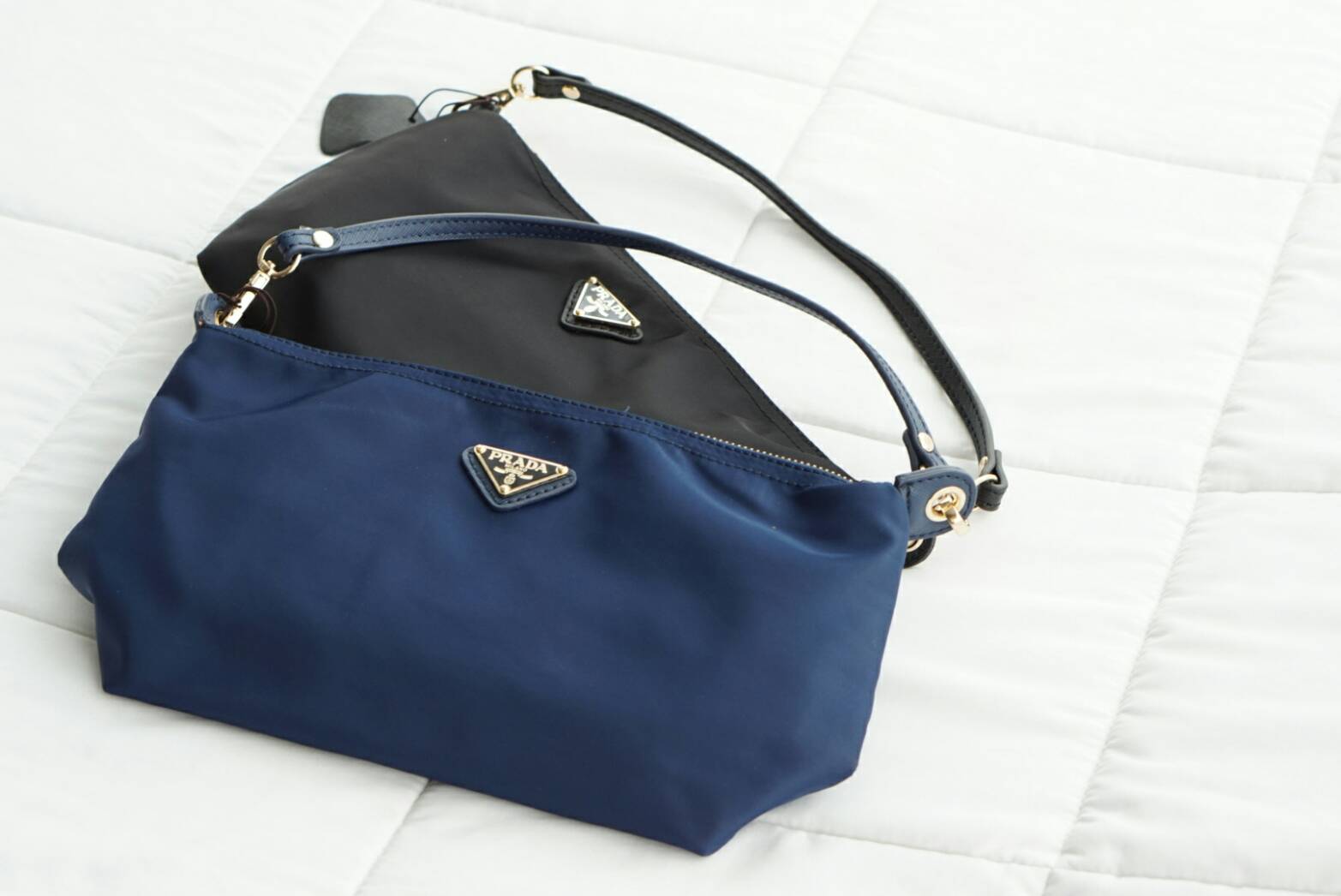 Prada Nylon Mini Crossbody Bag เข้ารอบสุดท้ายแล้วน๊าา กระเป๋าสะพายข้าง ผ้าไนล่อนอย่างหนา งานสวยโลโก้ตามสีกระเป๋า ทรงถ่วงใช้ง่าย ทรงและสี ตามของแท้ชนช็อปเลย สะพายได้2สาย สั้น ยาว หรือจะถอดสายออกถือเปนคลัชก็ได้ ตามชอบกันไปเลย ใส่ของได้เยอะเลย ทรงยิ่งถ่วงยิ่