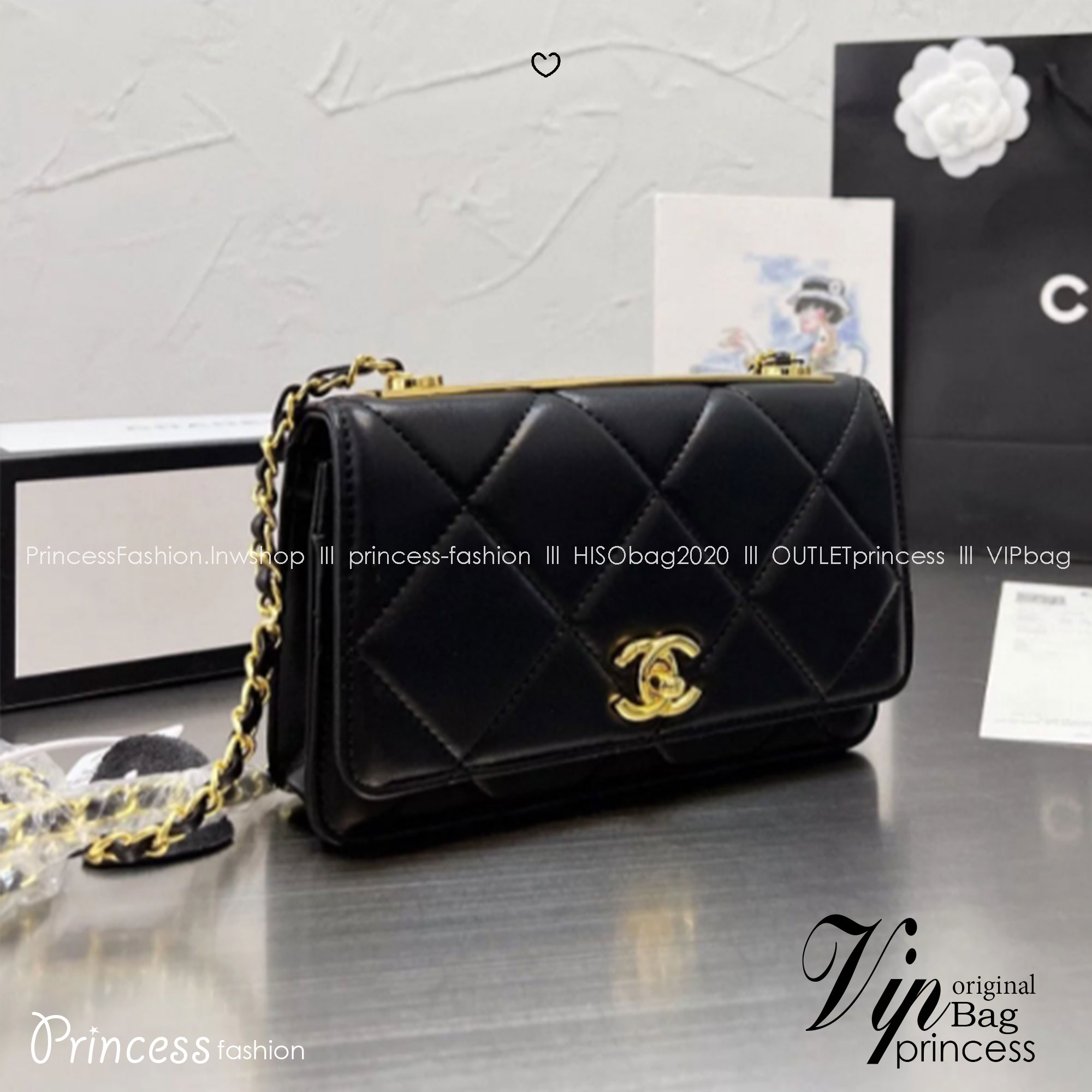 CHANEL Trendy CC Woc Bag กระเป๋าทรงสะพายข้าง Woc ที่กำลังมาแรงมาในตอนนี้ โดดเด่นด้วยแผ่นโลหะคาดสีทองสวยอร่ามหรูหรา สามารถเป็นได้ทั้งกระเป๋าคลัช กระเป๋าสะพายข้างได้ในใบเดียว มาพร้อมสายคล้องโซ่สลับหนังให้ลุคหรูๆ ในใบเดียว รีบคว้าด่วนค่ะ!!