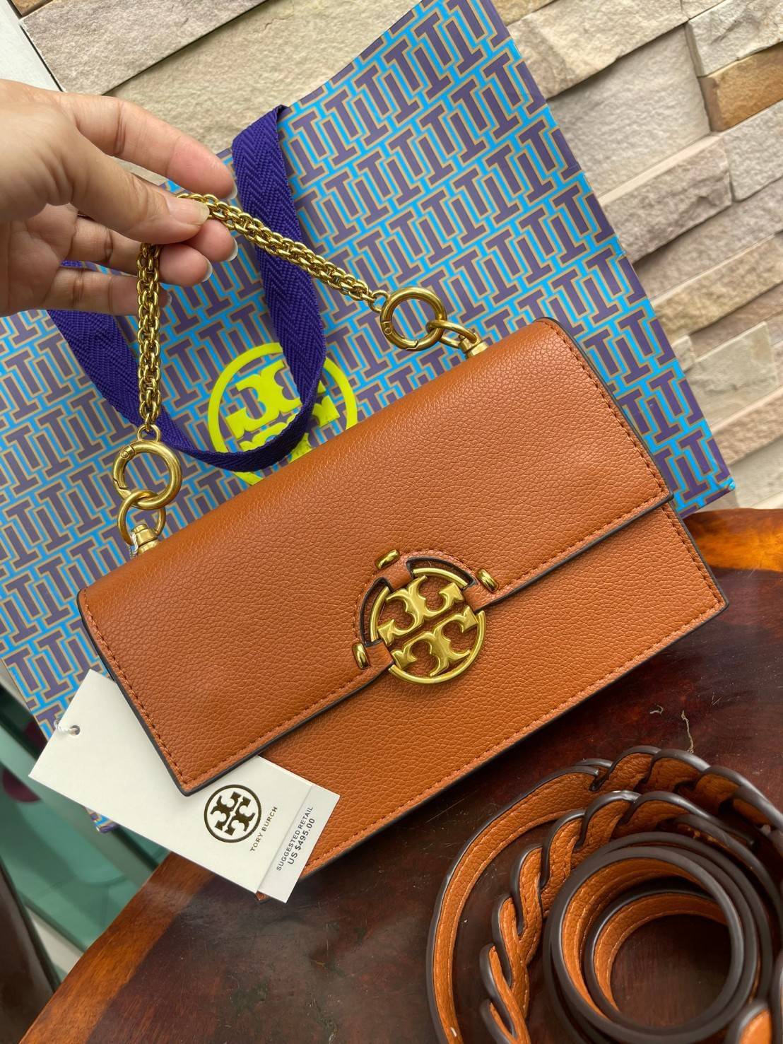Tory burch miller mini bag หนึ่งในแบรนด์เนมยอดฮิตระดับโลกที่สายแฟชั่นตัวจริงต้องมีสักใบในตู้ เพราะเป็นแบรนด์ที่เหล่าบรรดาเซเลปและดาราใช้กันเยอะมาก รุ่นก็เป็นอีกหนึ่งใบที่คุ้มค่าคุ้มราคามากค่ะ ด้วยดีไซน์กึ่งทางการ กึ่งลำลอง จึงใช้งานได้หลายโอกาส แม้จะมีขนา
