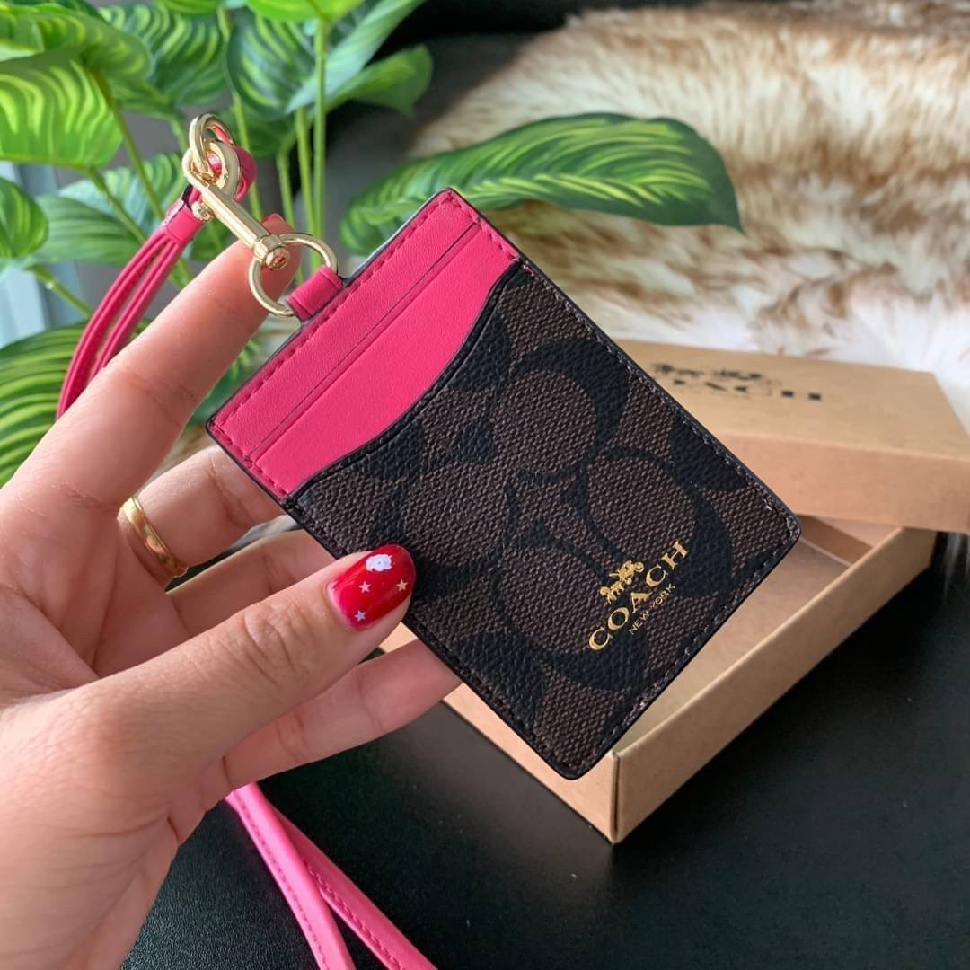 COACH F63274 ID LANYARD IN SIGNATURE COATED CANVAS กระเป๋าใส่บัตรคล้องคอ ลาย C ทั้งใบ ด้านหน้าตกแต่งชื่อแบรนด์ สวยมากกก ใส่บัตรพนักงาน และบัตรต่างๆ มาพร้อมสายคล้องคอ สายถอดออกได้ ตัวกระเป๋ามี 3 ช่องค่ะ
