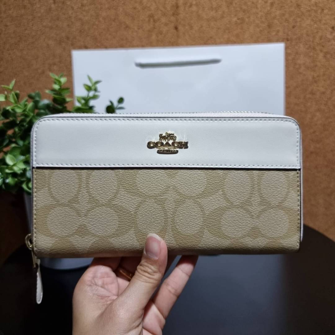 COACH F76873 ACCORDION ZIP WALLET IN SIGNATURE CANVAS Best seller กระเป๋าสตางค์รุ่นคลาสสิค ซิกเนเจอร์ของแบรนด์ ที่ขายดีตลอดกาล วัสดุหนังแคนวาสเคลือบสลับหนังแท้ เปิด-ปิดด้วยซิปรอบ รูดใช้งานง่าย ใส่บัตรได้ มีช่องซิปใส่เหรียญ ใส่มือถือได้ พกใบนี้ใบเดียวเอาอย