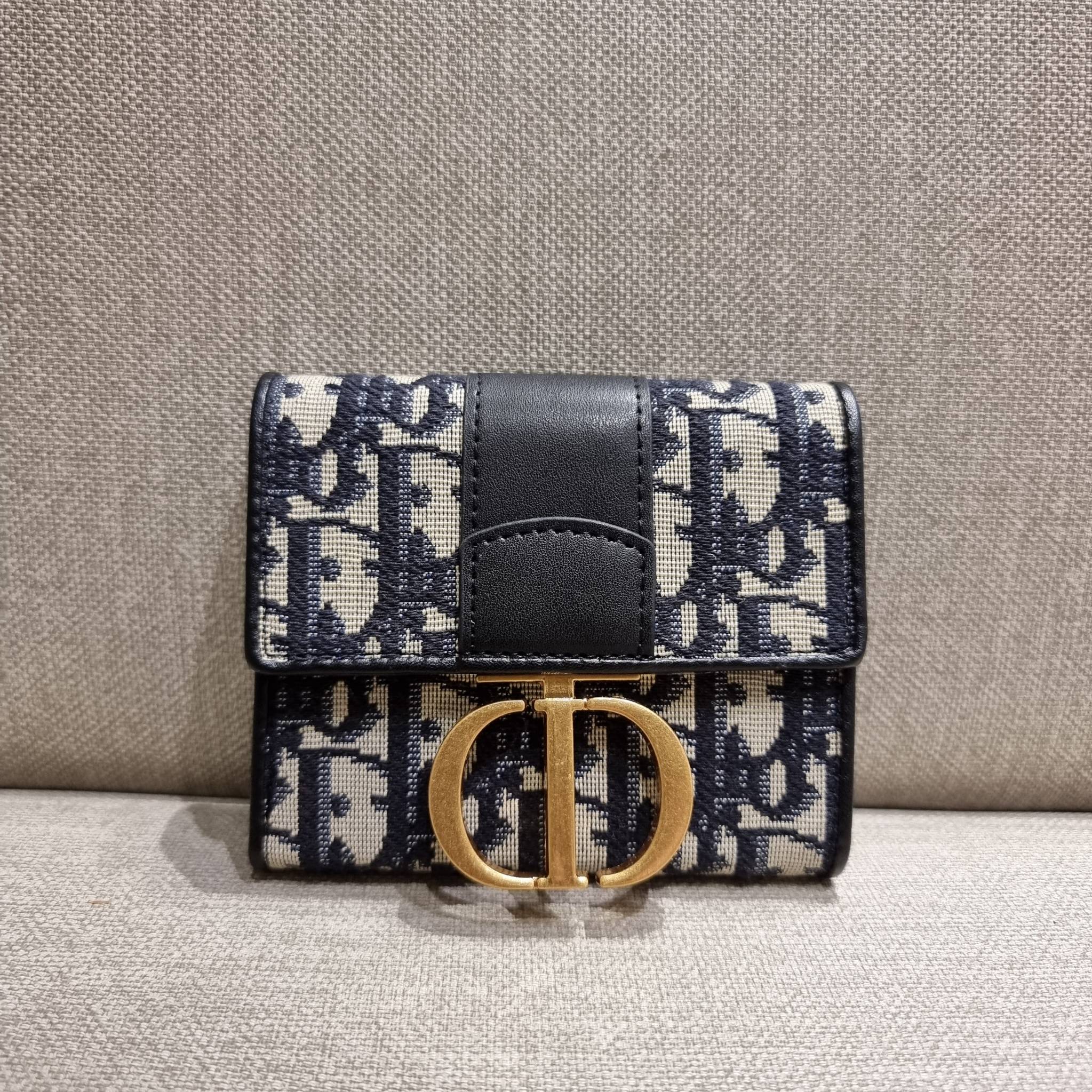 VIP 】CD TRIFOLD WALLET WITH GWP ที่สุดของความคลาสสิค กระเป๋าสตางค์ใบสั้นแบบพับ พรีเมี่ยมกิ๊ฟจากเคาน์เตอร์ วัสดุผ้าแคนวาสปักลาย สลับหนังแท้ภายใน โลโก้สีทองเหลือง สวยวินเทจ โดดเด่นเป็นเอกลักษณ์ ภายในมีช่องใส่บัตร ใส่ธนบัตร ใส่เหรียญได้ คัดมาให้แบบปังๆ ต้องจ