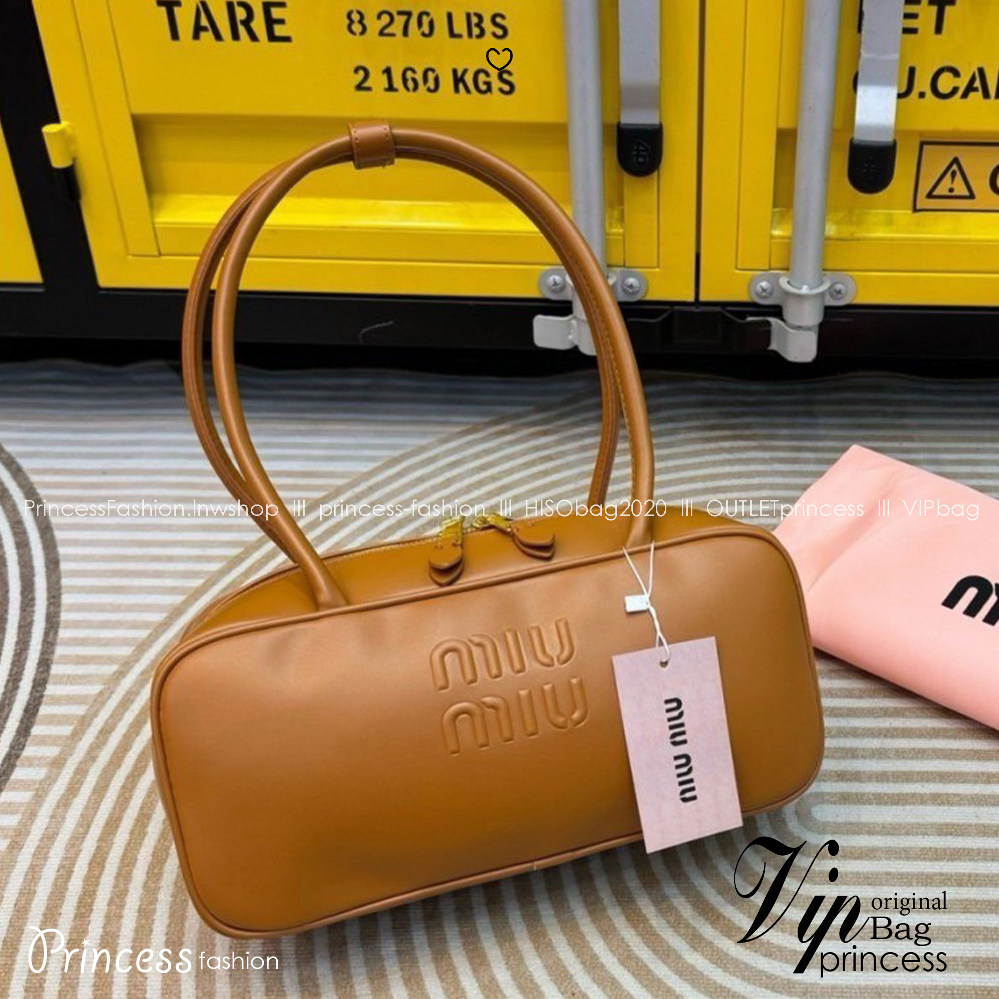 MIU MIU Beau leather bag Small Size กระเป๋าถือ/สะพายสุดชิค รุ่นใหม่หูยาว ถือก็ได้สะพายไหล่ก็เก๋ คูลสุดๆ ดีไซน์เรียบแต่มากมีอยู่จริง สวยดูแพง แมทชุดได้ง่ายสุด มินิมอลมินิใจ หูจับในตัวง่ายและสะดวกพกพา