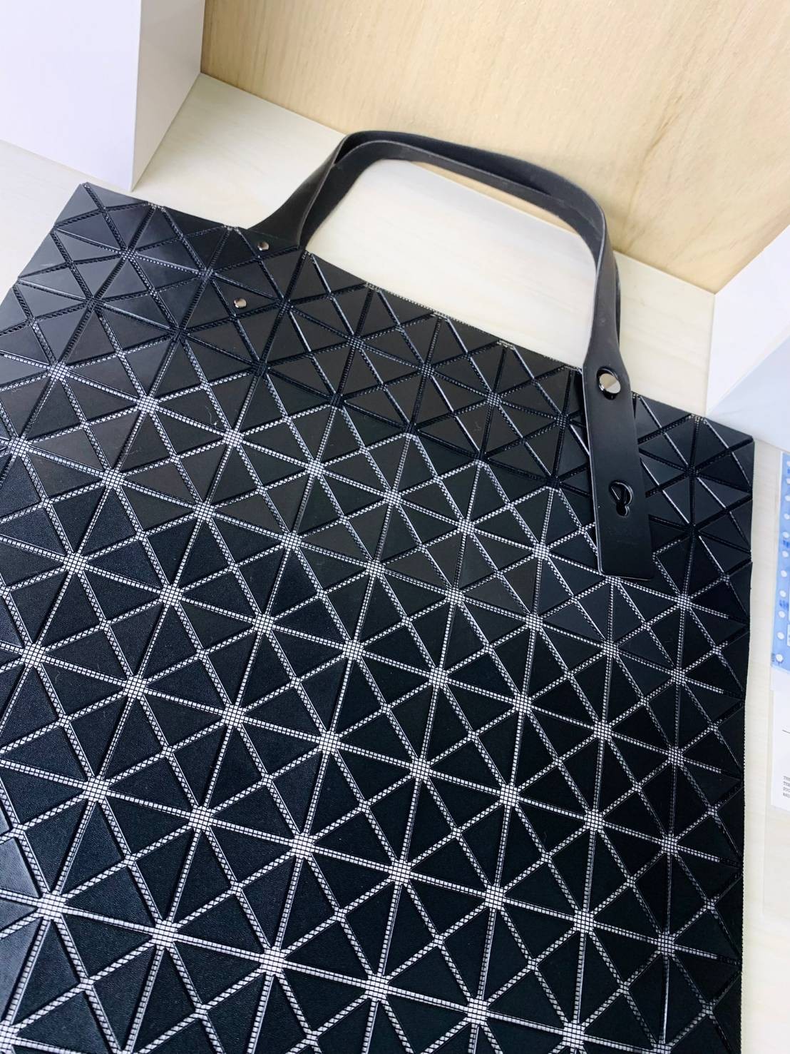 BAOBAO ISSEY MIYAKE 10x10 BLOCK TOTE BAG 39cm กระเป๋าถือทรง shopping โท้ทใบใหญ่ลายตาราง เกรดออริจินอล ภาพสินค้าถ่ายจากงานขายจริง ใช้งานต่างประเทศได้