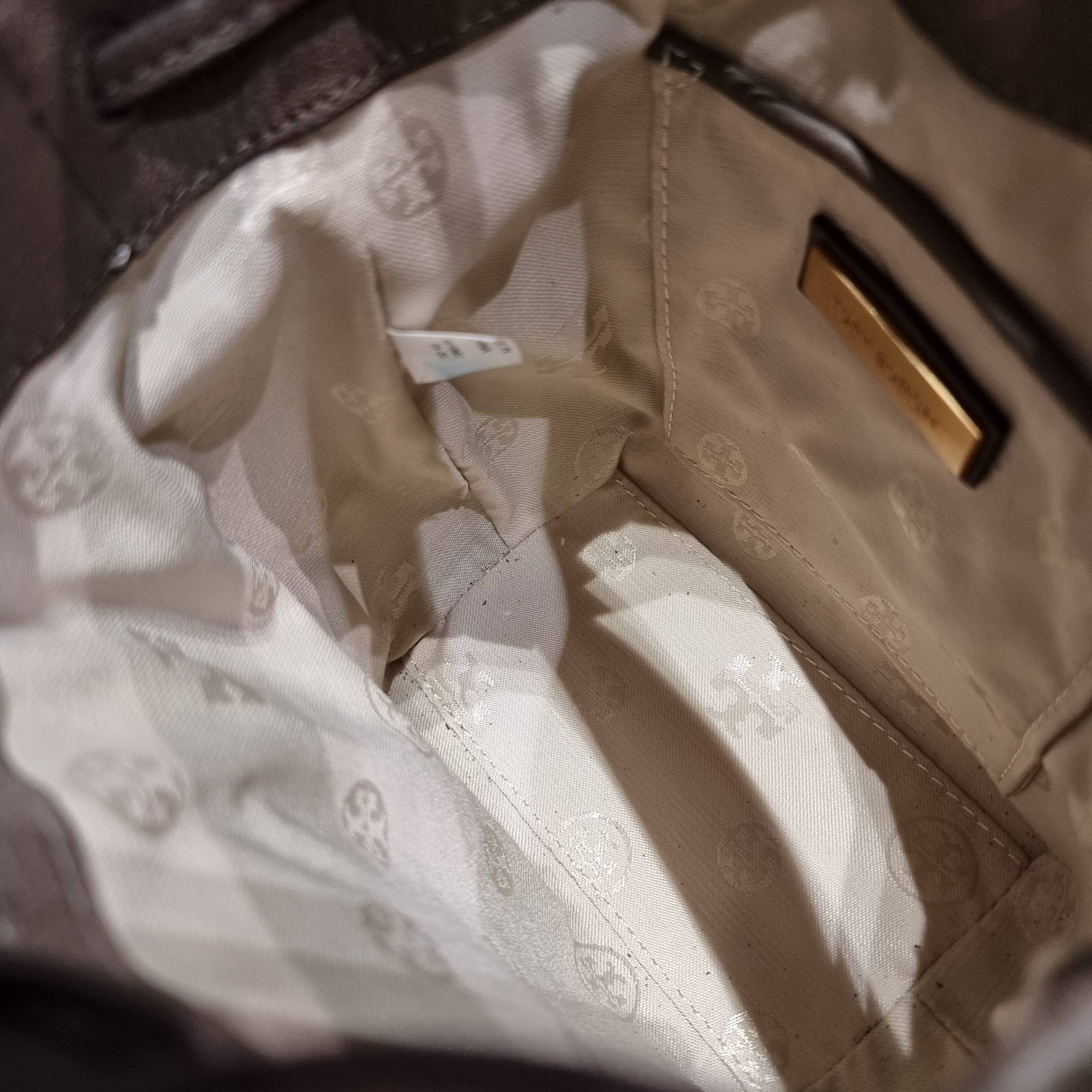 TORY BURCH WILLA MINI BUCKET BAG NEW ARRIVAL สุดปัง กระเป๋าสะพายทรงบัคเก็ต สวยผู้ดี โดดเด่นด้วยโลโก้สีทองดูหรู อัพลุคผู้ดี๊ผู้ดี วัสดุหนังแท้ ดีไซน์บุนวม เส้นคมดีเทลหรู เปิด-ปิดหนังรูดปากกระเป๋า มีหูหิ้วในตัว คล้องแขนเก๋ๆ ภายในเป็นช่องโล่ง มีช่องย่อย ใส่ข