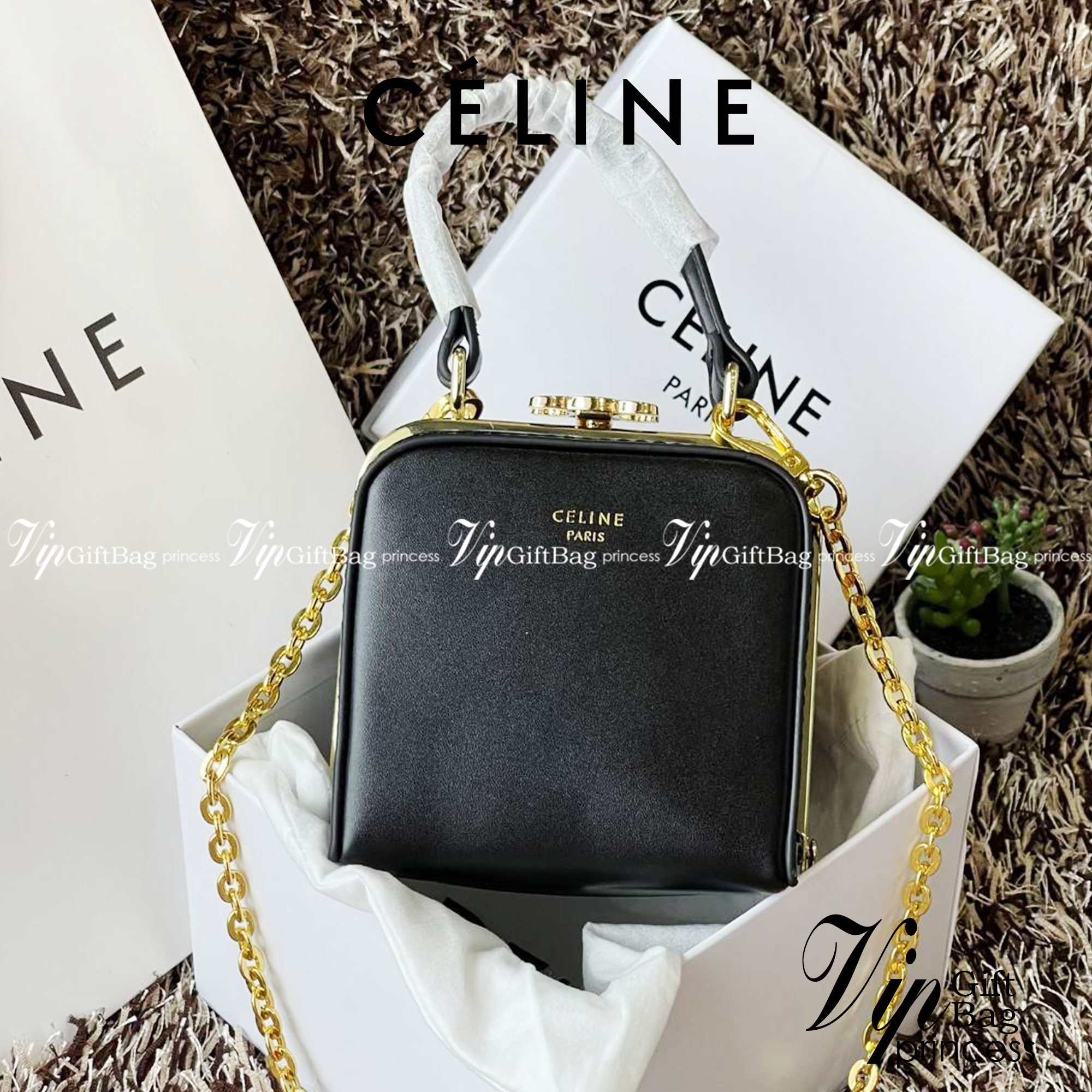Celine Triomphe Minaudiere สาว ๆ คนไหนไม่เน้นพกของเยอะ แต่ต้องการกระเป๋าที่ให้ความเรียบหรู ดีไซน์เก๋ เหมาะสำหรับดินเนอร์มื้อค่ำ หรือช้อปปิ้งเบาๆ ใบนี้แนะนำเลยคะ เป็นกระเป๋าขนาดกะทัดรัด ถือและสะพายไหล่ได้ ให้ความคล่องตัว นับว่าเป็นอีกหนึ่งแอสเซสเซอรี่ที่น่